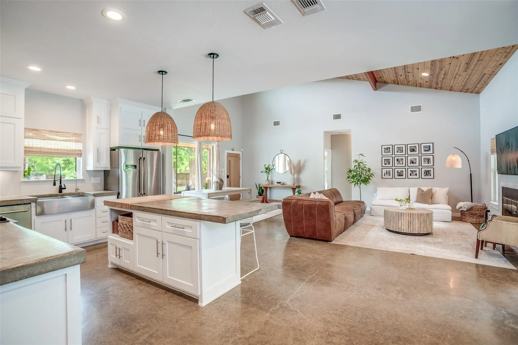 Single Family Residence For Sale in Parker County , 104 Windsong Court, Weatherford, Texas 76087, 4 Bedroom, 4 Bathroom, 2 Garage spaces, 2,611 Sqft, built in 2016, mls#21355448, Real Estate Agent in Weatherford, Homes For Sale in Parker county, Homes For Sale in Weatherford, Realtor in Weatherford Texas, Real Estate Brokerage Independent Realty Texas, Luminita Cordes Realtor