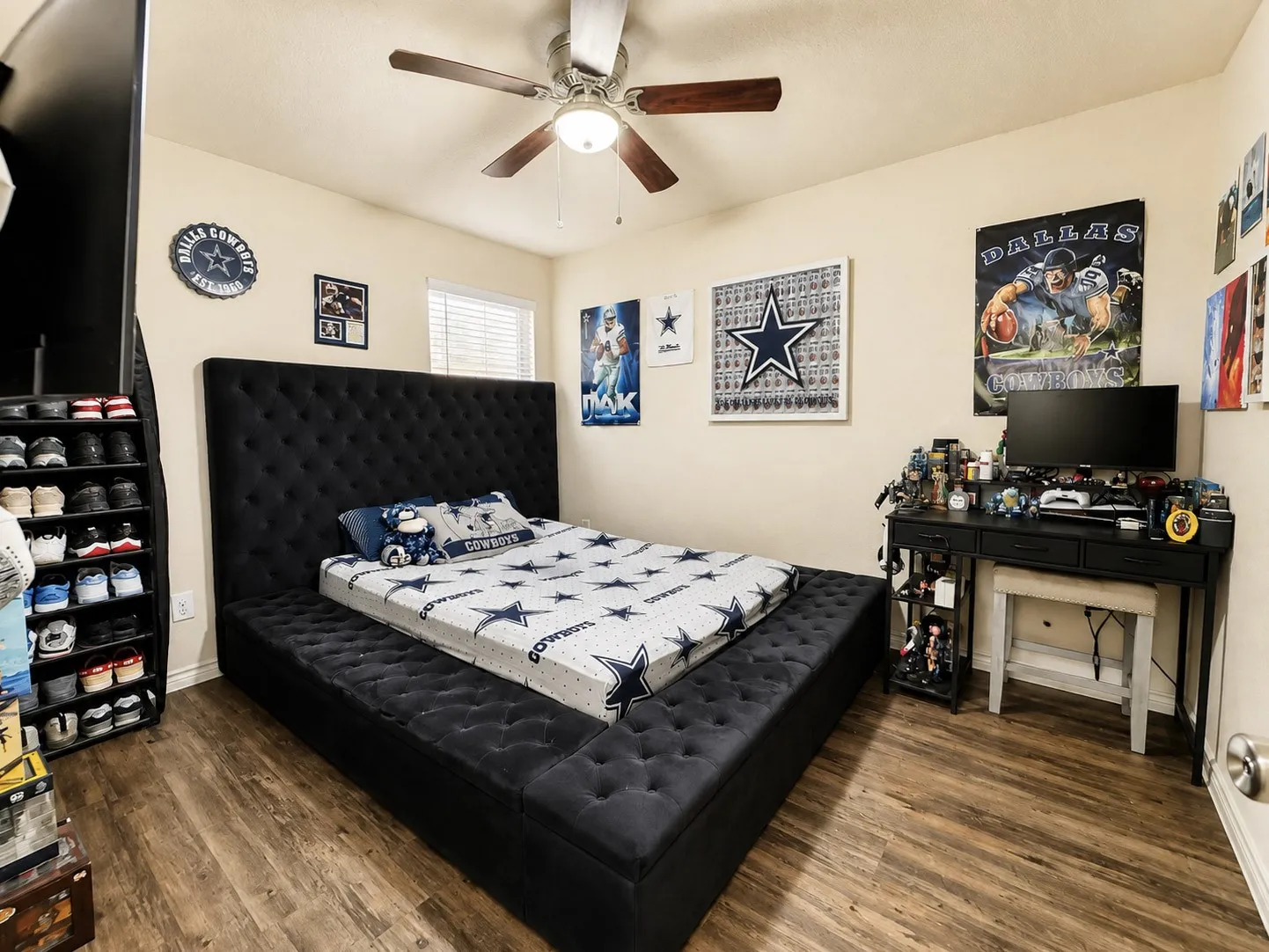 Wood-finish flooring throughout the room with a ceiling fan with integrated lighting