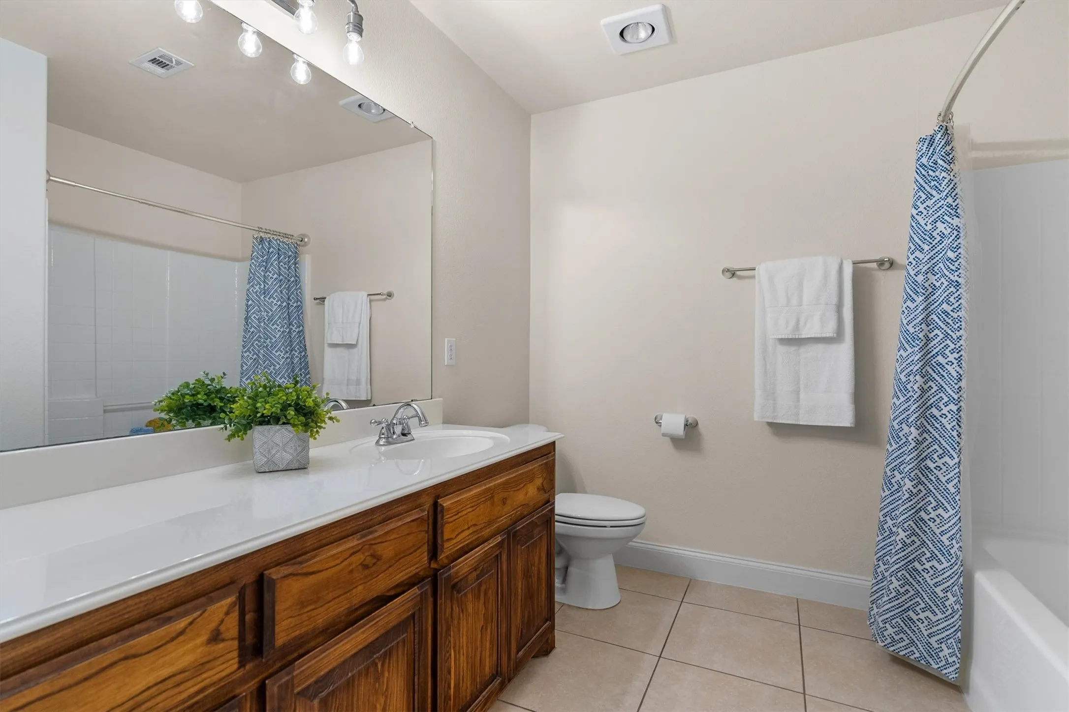 Secondary bathroom with vanity and tub/shower combo