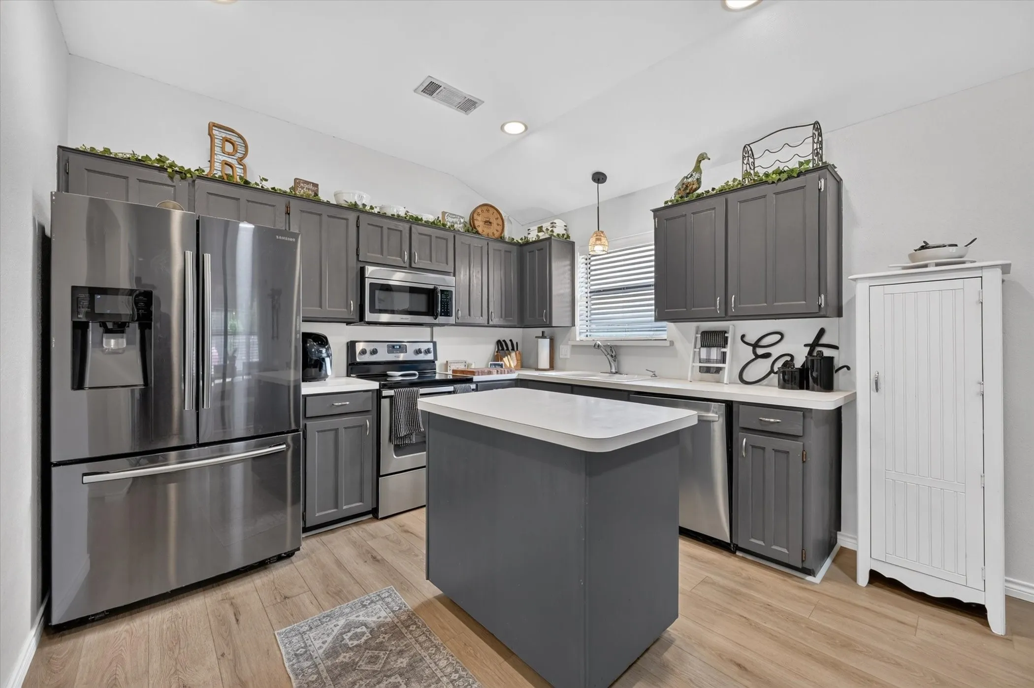 Single Family Residence For Sale in Tarrant County , 8233 Willis Lane, Watauga, Texas 76148, 3 Bedroom, 2 Bathroom, 2 Garage spaces, 1,461 Sqft, built in 1986, mls#21370486, Real Estate Agent in Watauga, Homes For Sale in Tarrant county, Homes For Sale in Watauga, Realtor in Watauga Texas, Real Estate Brokerage Independent Realty Texas, Luminita Cordes Realtor