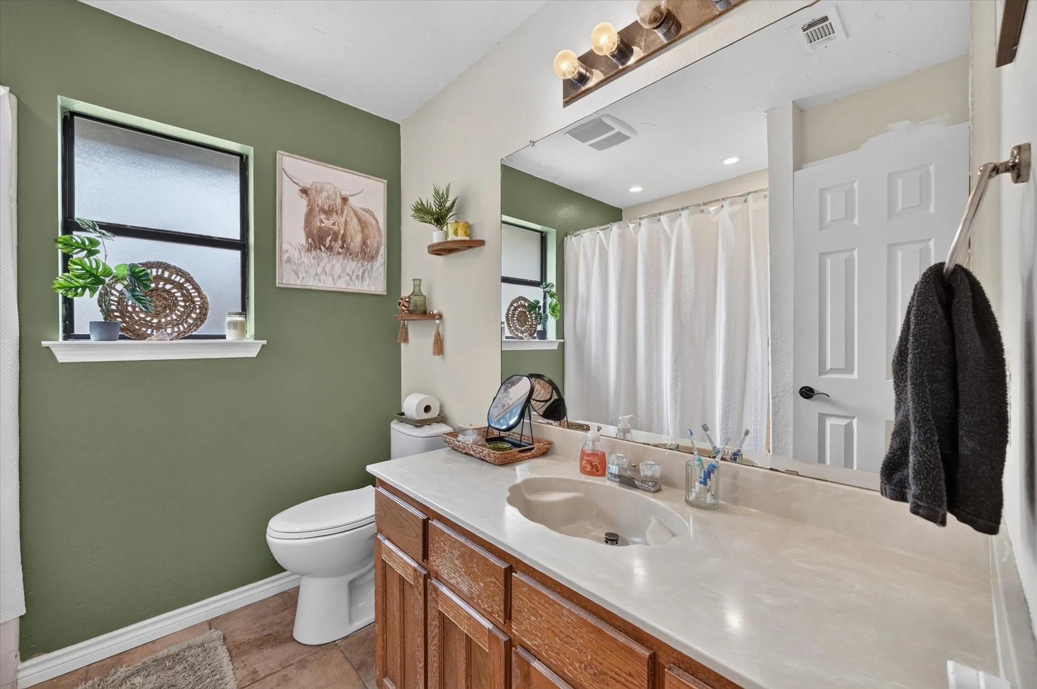 Single Family Residence For Sale in Tarrant County , 8233 Willis Lane, Watauga, Texas 76148, 3 Bedroom, 2 Bathroom, 2 Garage spaces, 1,461 Sqft, built in 1986, mls#21370486, Real Estate Agent in Watauga, Homes For Sale in Tarrant county, Homes For Sale in Watauga, Realtor in Watauga Texas, Real Estate Brokerage Independent Realty Texas, Luminita Cordes Realtor