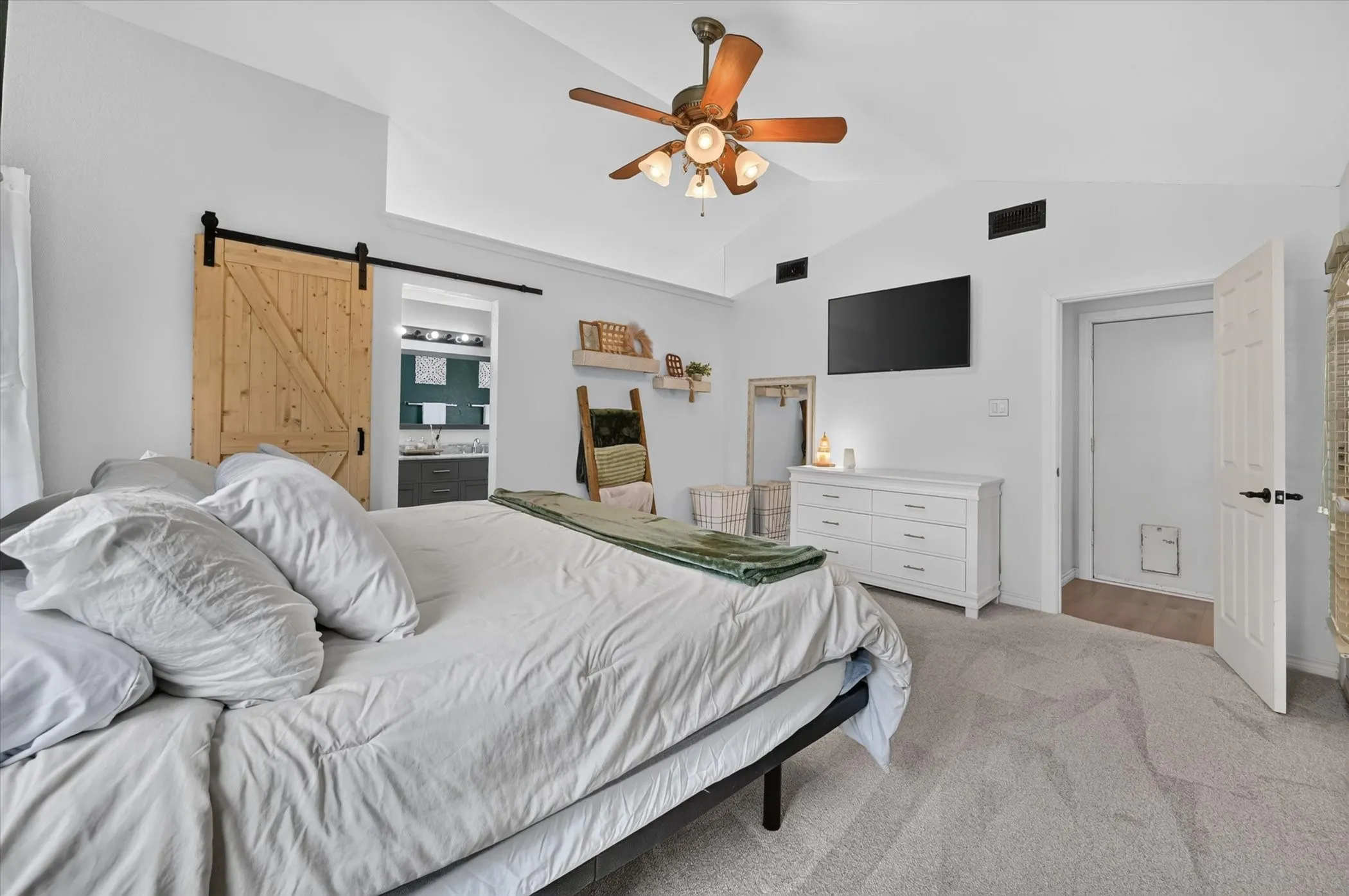 Single Family Residence For Sale in Tarrant County , 8233 Willis Lane, Watauga, Texas 76148, 3 Bedroom, 2 Bathroom, 2 Garage spaces, 1,461 Sqft, built in 1986, mls#21370486, Real Estate Agent in Watauga, Homes For Sale in Tarrant county, Homes For Sale in Watauga, Realtor in Watauga Texas, Real Estate Brokerage Independent Realty Texas, Luminita Cordes Realtor