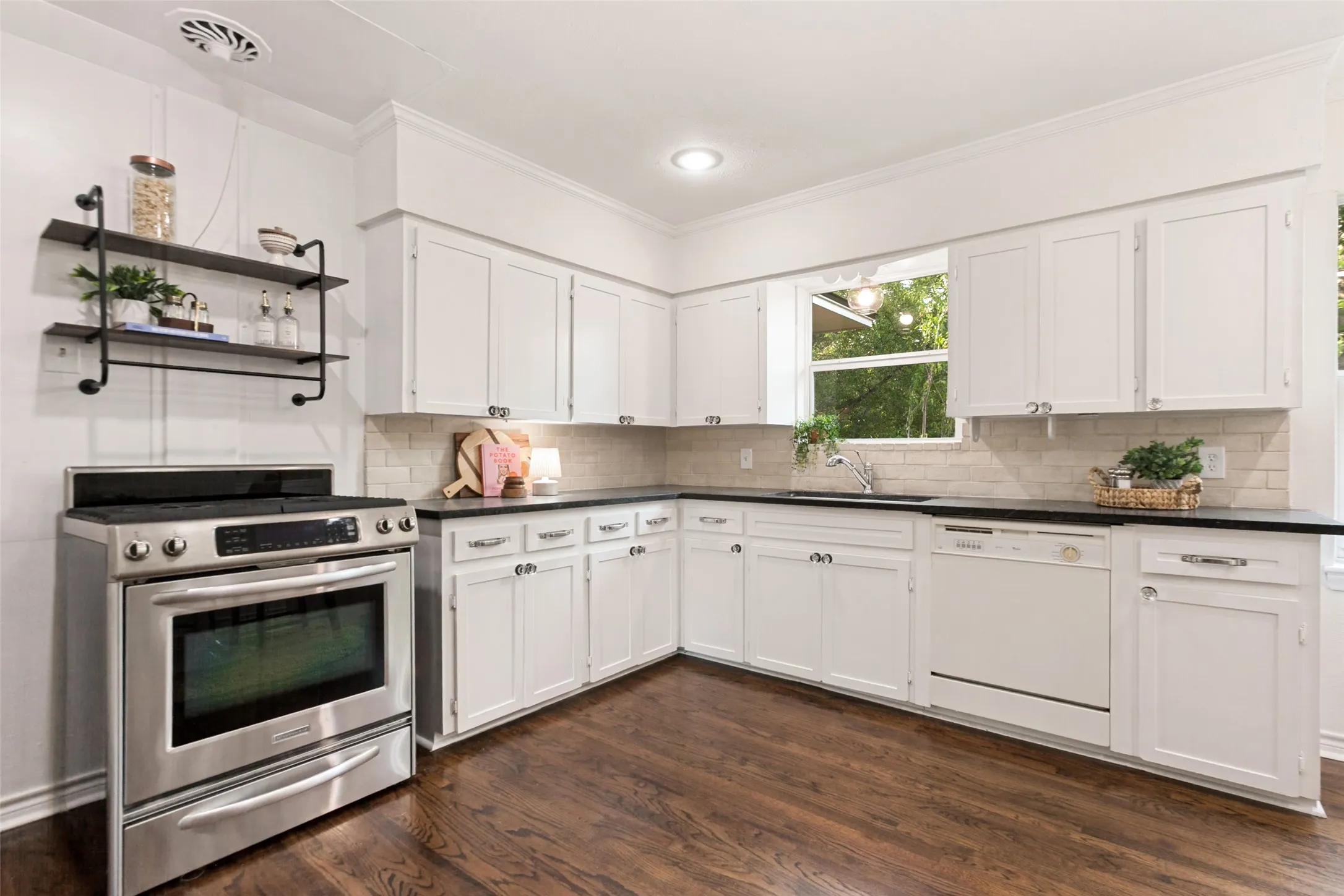Single Family Residence For Sale in Dallas County , 625 Ridgedale Drive, Richardson, Texas 75080, 3 Bedroom, 2 Bathroom, 1 Garage spaces, 1,246 Sqft, built in 1955, mls#21364314, Real Estate Agent in Richardson, Homes For Sale in Dallas county, Homes For Sale in Richardson, Realtor in Richardson Texas, Real Estate Brokerage Independent Realty Texas, Luminita Cordes Realtor