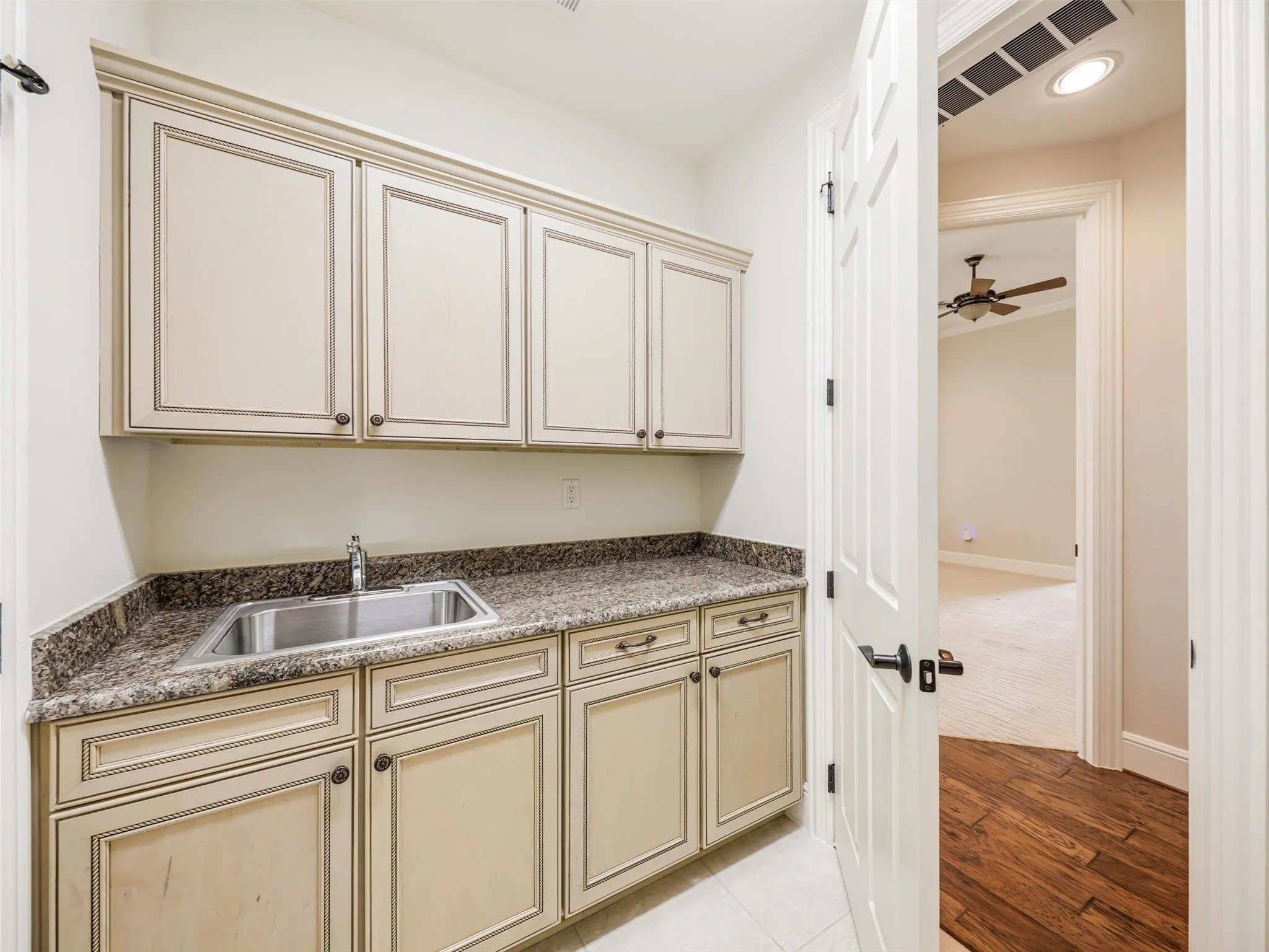 Single Family Residence For Sale in Denton County , 9813 Cypress Street, Denton, Texas 76207, 2 Bedroom, 2 Bathroom, 3 Garage spaces, 2,499 Sqft, built in 2008, mls#21370440, Real Estate Agent in Denton, Homes For Sale in Denton county, Homes For Sale in Denton, Realtor in Denton Texas, Real Estate Brokerage Independent Realty Texas, Luminita Cordes Realtor