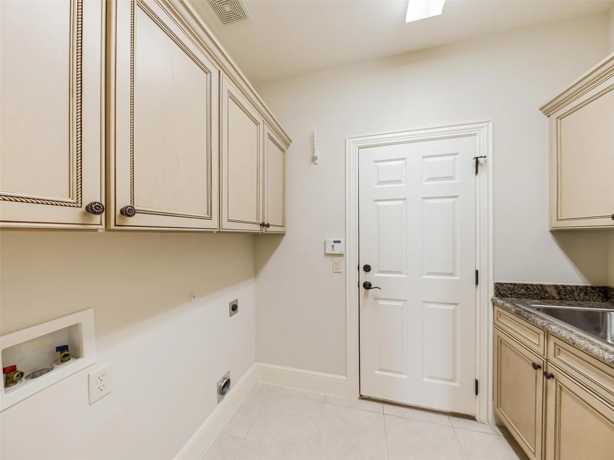 Single Family Residence For Sale in Denton County , 9813 Cypress Street, Denton, Texas 76207, 2 Bedroom, 2 Bathroom, 3 Garage spaces, 2,499 Sqft, built in 2008, mls#21370440, Real Estate Agent in Denton, Homes For Sale in Denton county, Homes For Sale in Denton, Realtor in Denton Texas, Real Estate Brokerage Independent Realty Texas, Luminita Cordes Realtor