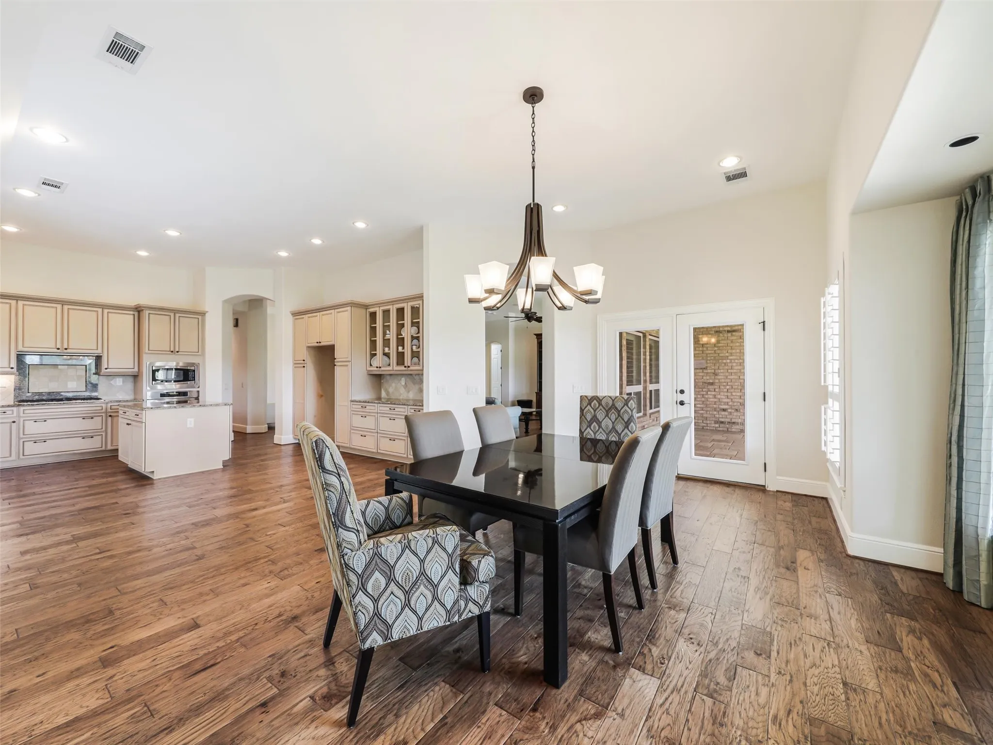 Single Family Residence For Sale in Denton County , 9813 Cypress Street, Denton, Texas 76207, 2 Bedroom, 2 Bathroom, 3 Garage spaces, 2,499 Sqft, built in 2008, mls#21370440, Real Estate Agent in Denton, Homes For Sale in Denton county, Homes For Sale in Denton, Realtor in Denton Texas, Real Estate Brokerage Independent Realty Texas, Luminita Cordes Realtor