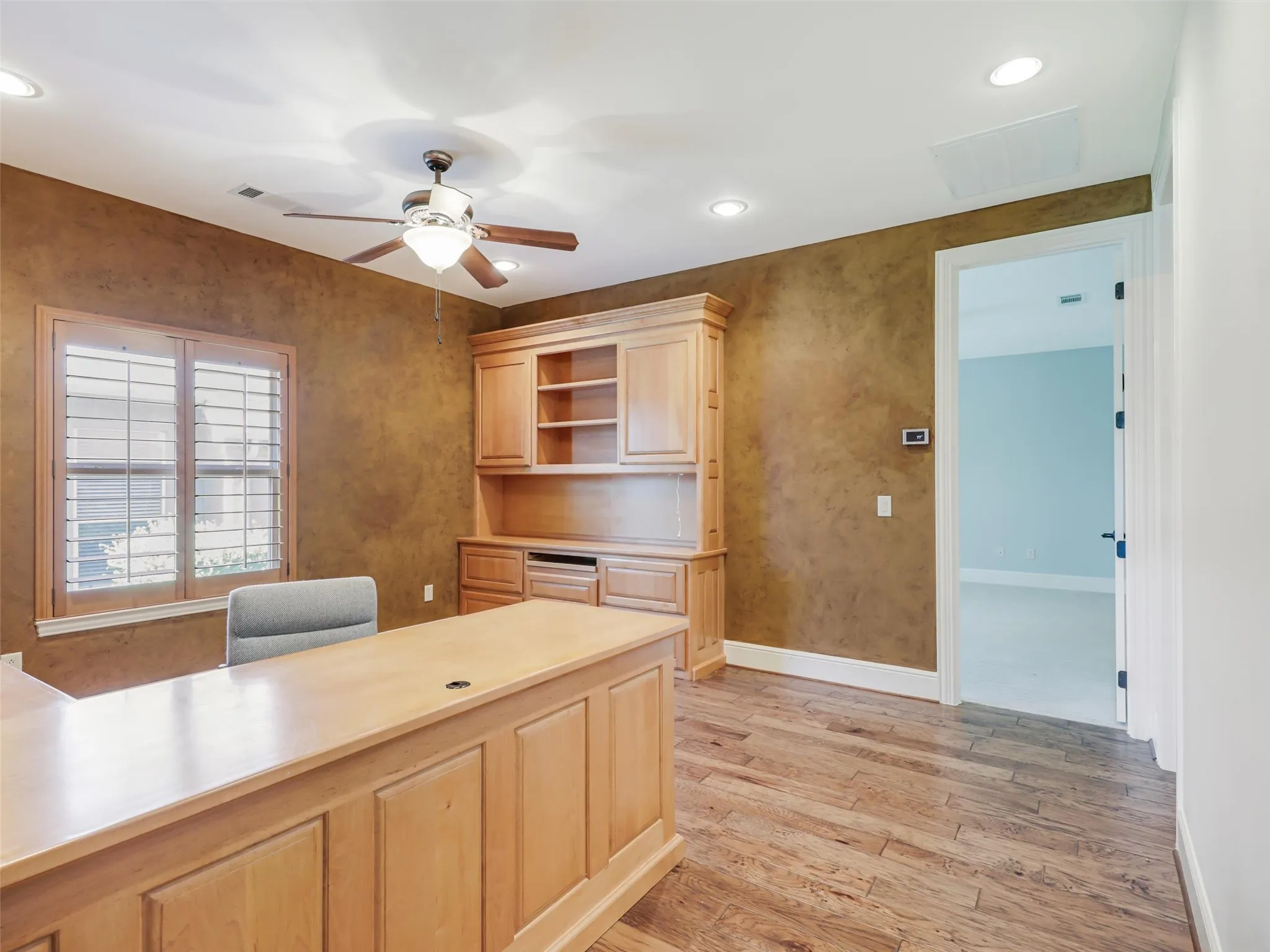 Single Family Residence For Sale in Denton County , 9813 Cypress Street, Denton, Texas 76207, 2 Bedroom, 2 Bathroom, 3 Garage spaces, 2,499 Sqft, built in 2008, mls#21370440, Real Estate Agent in Denton, Homes For Sale in Denton county, Homes For Sale in Denton, Realtor in Denton Texas, Real Estate Brokerage Independent Realty Texas, Luminita Cordes Realtor