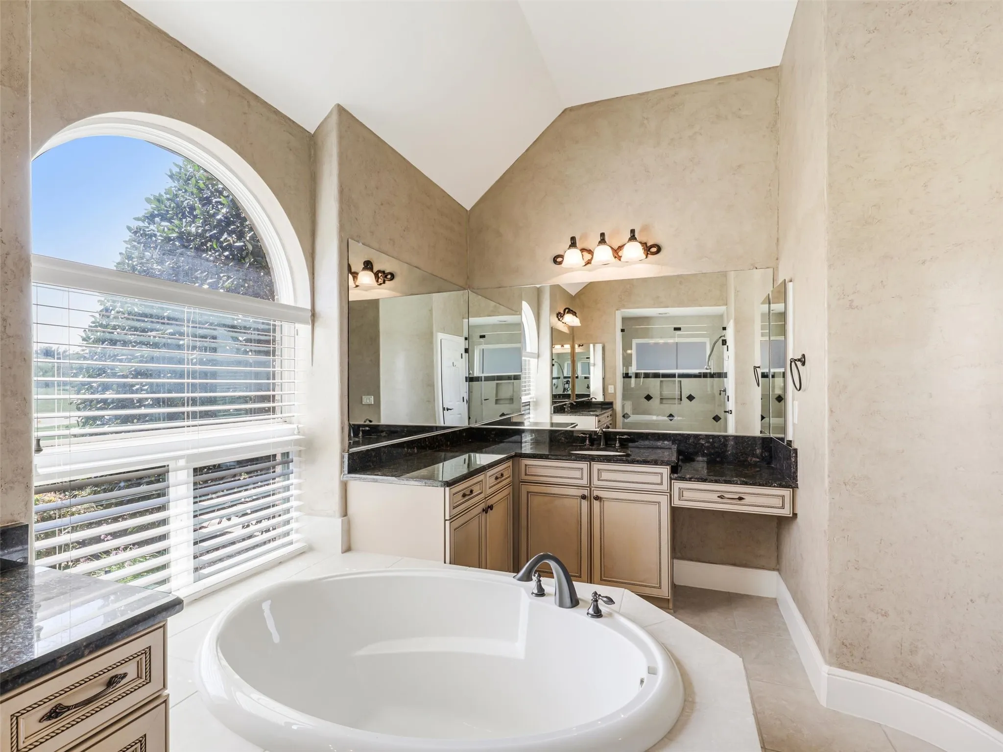 Single Family Residence For Sale in Denton County , 9813 Cypress Street, Denton, Texas 76207, 2 Bedroom, 2 Bathroom, 3 Garage spaces, 2,499 Sqft, built in 2008, mls#21370440, Real Estate Agent in Denton, Homes For Sale in Denton county, Homes For Sale in Denton, Realtor in Denton Texas, Real Estate Brokerage Independent Realty Texas, Luminita Cordes Realtor