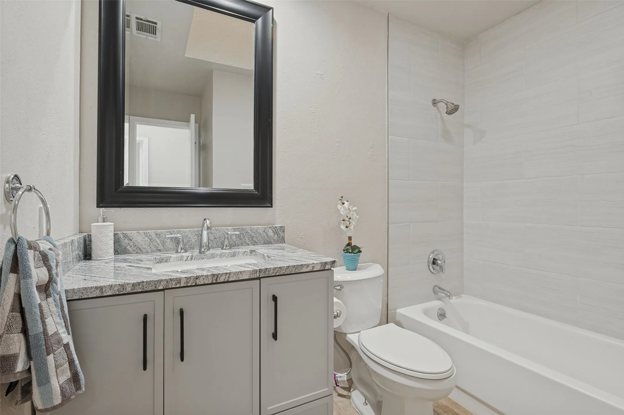 Duplex For Rent in Dallas County , 3040 Airhaven Street, Dallas, Texas 75229, 2 Bedroom, 2 Bathroom, 2 Garage spaces, 1,176 Sqft, built in 1981, mls#21343257, Real Estate Agent in Dallas, Homes For Rent in Dallas county, Homes For Rent in Dallas, Realtor in Dallas Texas, Real Estate Brokerage Independent Realty Texas, Luminita Cordes Realtor