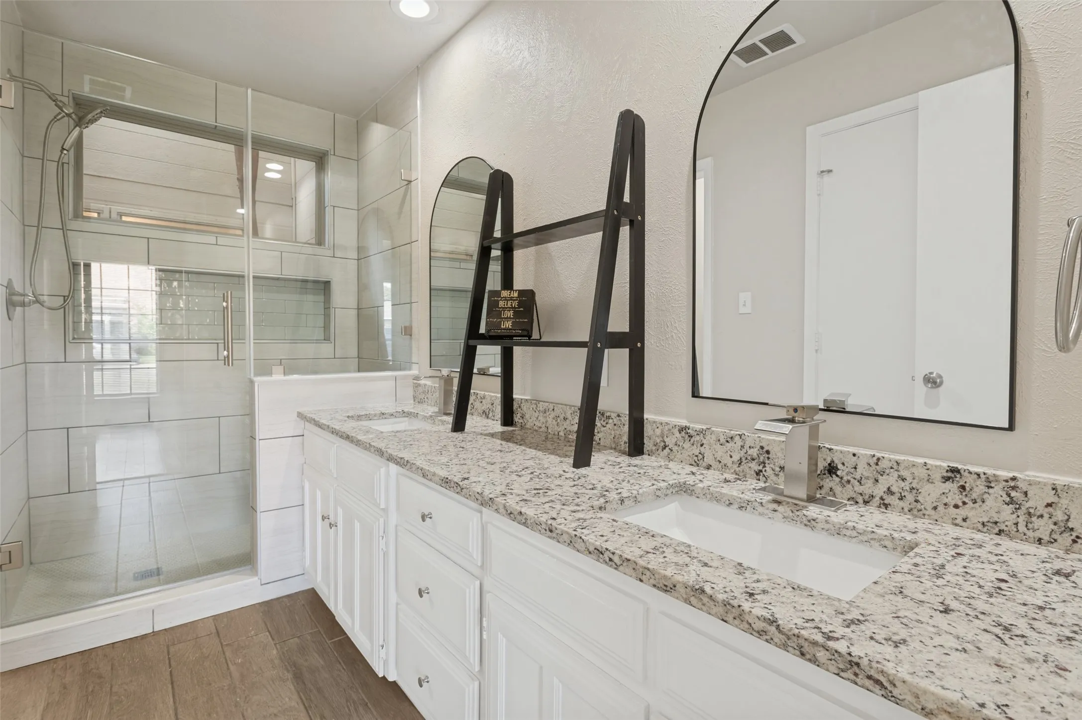 Duplex For Rent in Dallas County , 3040 Airhaven Street, Dallas, Texas 75229, 2 Bedroom, 2 Bathroom, 2 Garage spaces, 1,176 Sqft, built in 1981, mls#21343257, Real Estate Agent in Dallas, Homes For Rent in Dallas county, Homes For Rent in Dallas, Realtor in Dallas Texas, Real Estate Brokerage Independent Realty Texas, Luminita Cordes Realtor