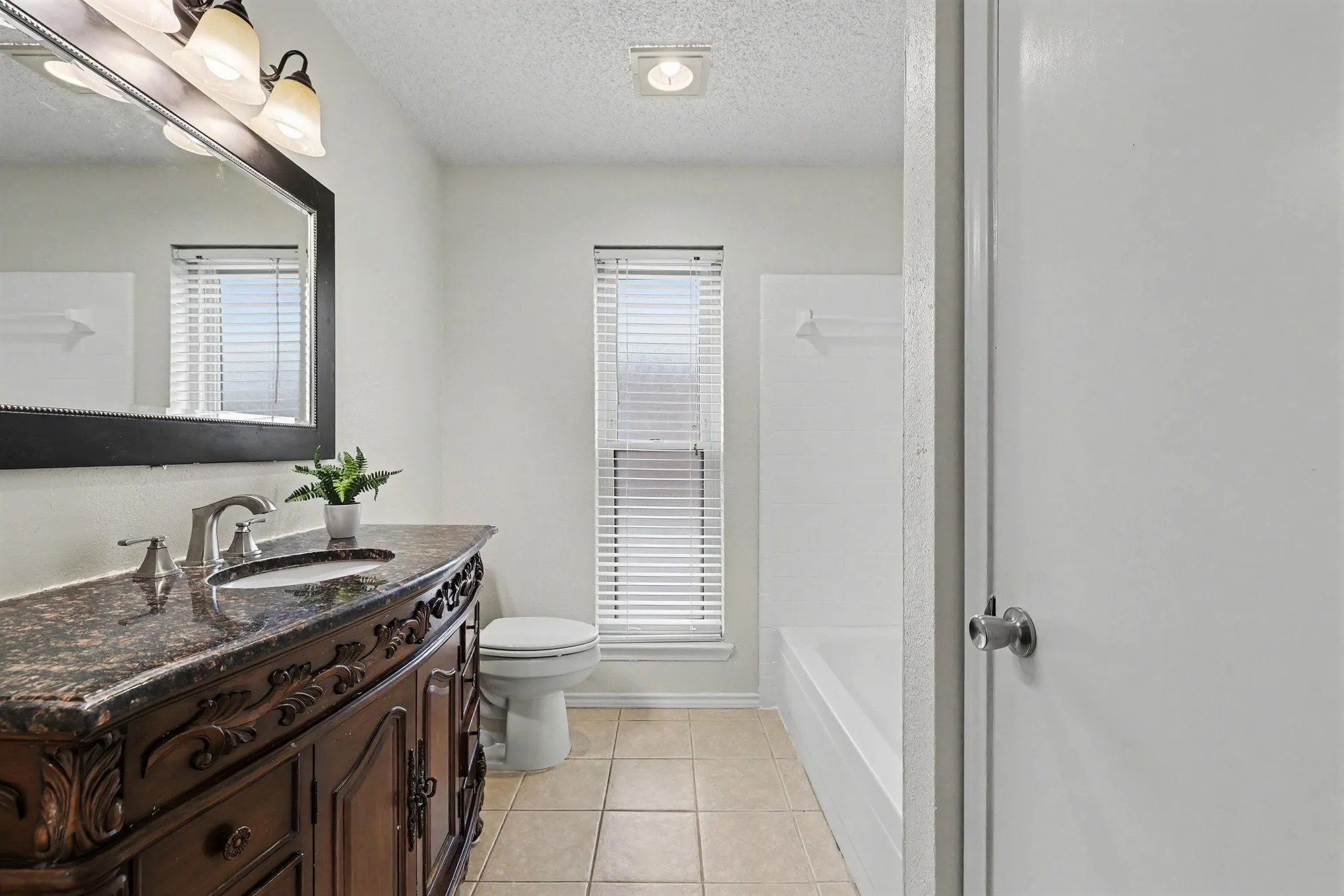 Townhouse For Sale in Tarrant County , 2926 Hilltop Drive, Euless, Texas 76039, 2 Bedroom, 2 Bathroom, Garage spaces, 1,240 Sqft, built in 1983, mls#21367713, Real Estate Agent in Euless, Homes For Sale in Tarrant county, Homes For Sale in Euless, Realtor in Euless Texas, Real Estate Brokerage Independent Realty Texas, Luminita Cordes Realtor