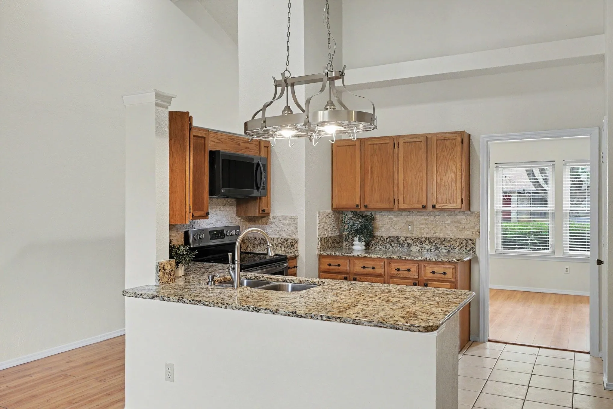 Townhouse For Sale in Tarrant County , 2926 Hilltop Drive, Euless, Texas 76039, 2 Bedroom, 2 Bathroom, Garage spaces, 1,240 Sqft, built in 1983, mls#21367713, Real Estate Agent in Euless, Homes For Sale in Tarrant county, Homes For Sale in Euless, Realtor in Euless Texas, Real Estate Brokerage Independent Realty Texas, Luminita Cordes Realtor