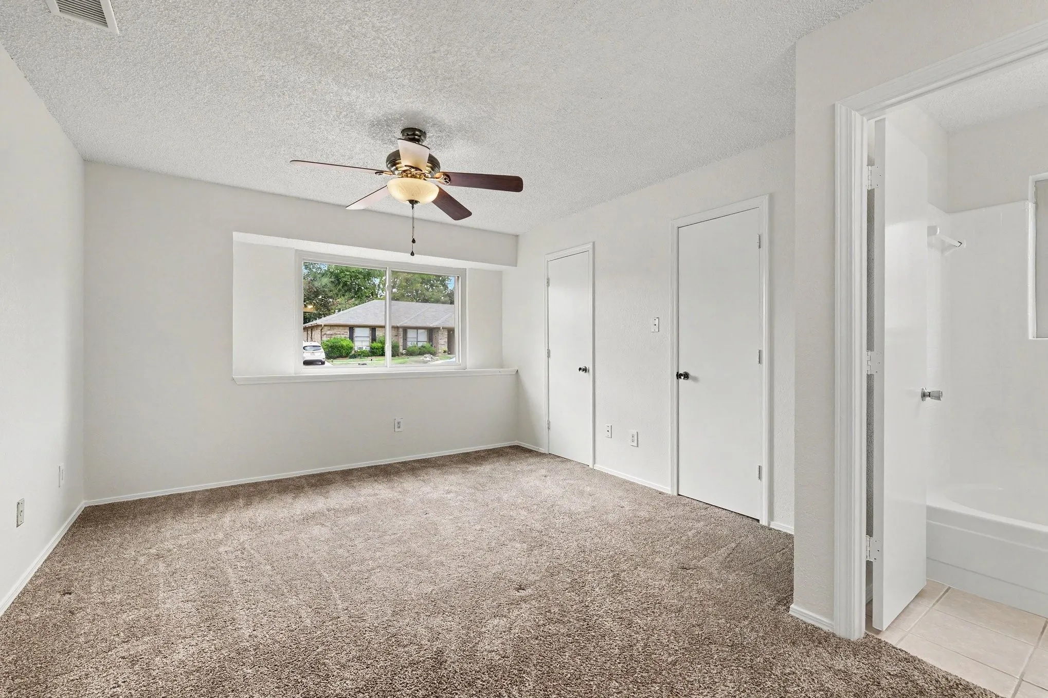 Townhouse For Sale in Tarrant County , 2926 Hilltop Drive, Euless, Texas 76039, 2 Bedroom, 2 Bathroom, Garage spaces, 1,240 Sqft, built in 1983, mls#21367713, Real Estate Agent in Euless, Homes For Sale in Tarrant county, Homes For Sale in Euless, Realtor in Euless Texas, Real Estate Brokerage Independent Realty Texas, Luminita Cordes Realtor