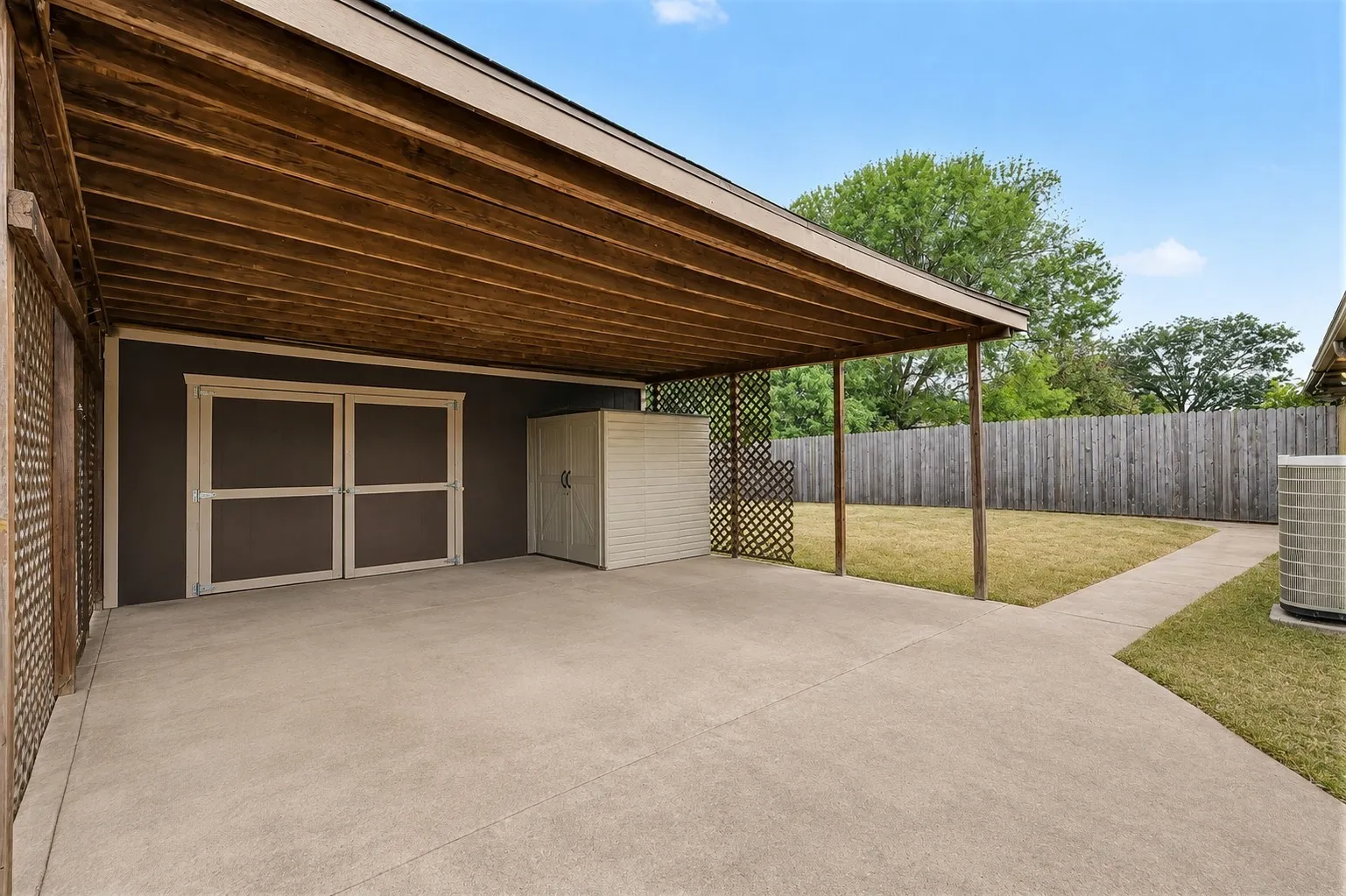 Townhouse For Sale in Tarrant County , 2926 Hilltop Drive, Euless, Texas 76039, 2 Bedroom, 2 Bathroom, Garage spaces, 1,240 Sqft, built in 1983, mls#21367713, Real Estate Agent in Euless, Homes For Sale in Tarrant county, Homes For Sale in Euless, Realtor in Euless Texas, Real Estate Brokerage Independent Realty Texas, Luminita Cordes Realtor