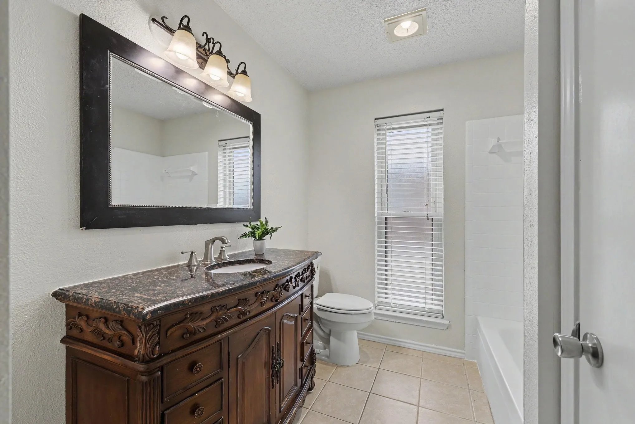 Townhouse For Sale in Tarrant County , 2926 Hilltop Drive, Euless, Texas 76039, 2 Bedroom, 2 Bathroom, Garage spaces, 1,240 Sqft, built in 1983, mls#21367713, Real Estate Agent in Euless, Homes For Sale in Tarrant county, Homes For Sale in Euless, Realtor in Euless Texas, Real Estate Brokerage Independent Realty Texas, Luminita Cordes Realtor