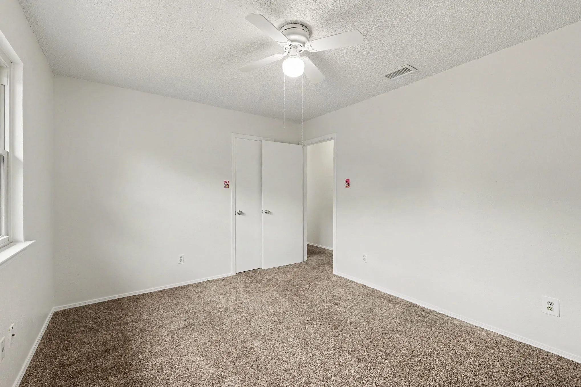 Townhouse For Sale in Tarrant County , 2926 Hilltop Drive, Euless, Texas 76039, 2 Bedroom, 2 Bathroom, Garage spaces, 1,240 Sqft, built in 1983, mls#21367713, Real Estate Agent in Euless, Homes For Sale in Tarrant county, Homes For Sale in Euless, Realtor in Euless Texas, Real Estate Brokerage Independent Realty Texas, Luminita Cordes Realtor
