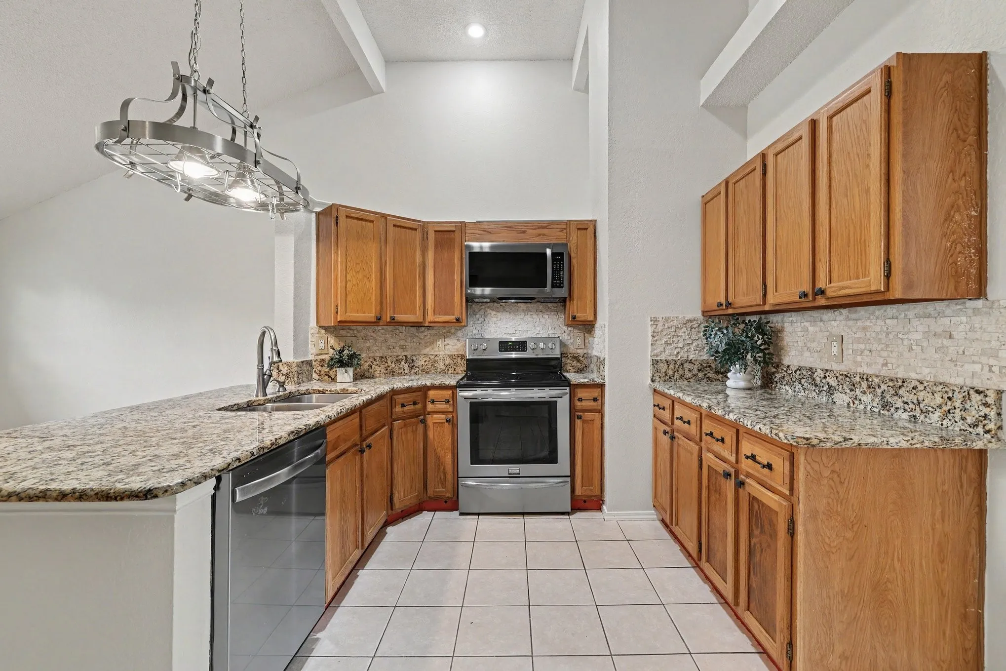 Townhouse For Sale in Tarrant County , 2926 Hilltop Drive, Euless, Texas 76039, 2 Bedroom, 2 Bathroom, Garage spaces, 1,240 Sqft, built in 1983, mls#21367713, Real Estate Agent in Euless, Homes For Sale in Tarrant county, Homes For Sale in Euless, Realtor in Euless Texas, Real Estate Brokerage Independent Realty Texas, Luminita Cordes Realtor