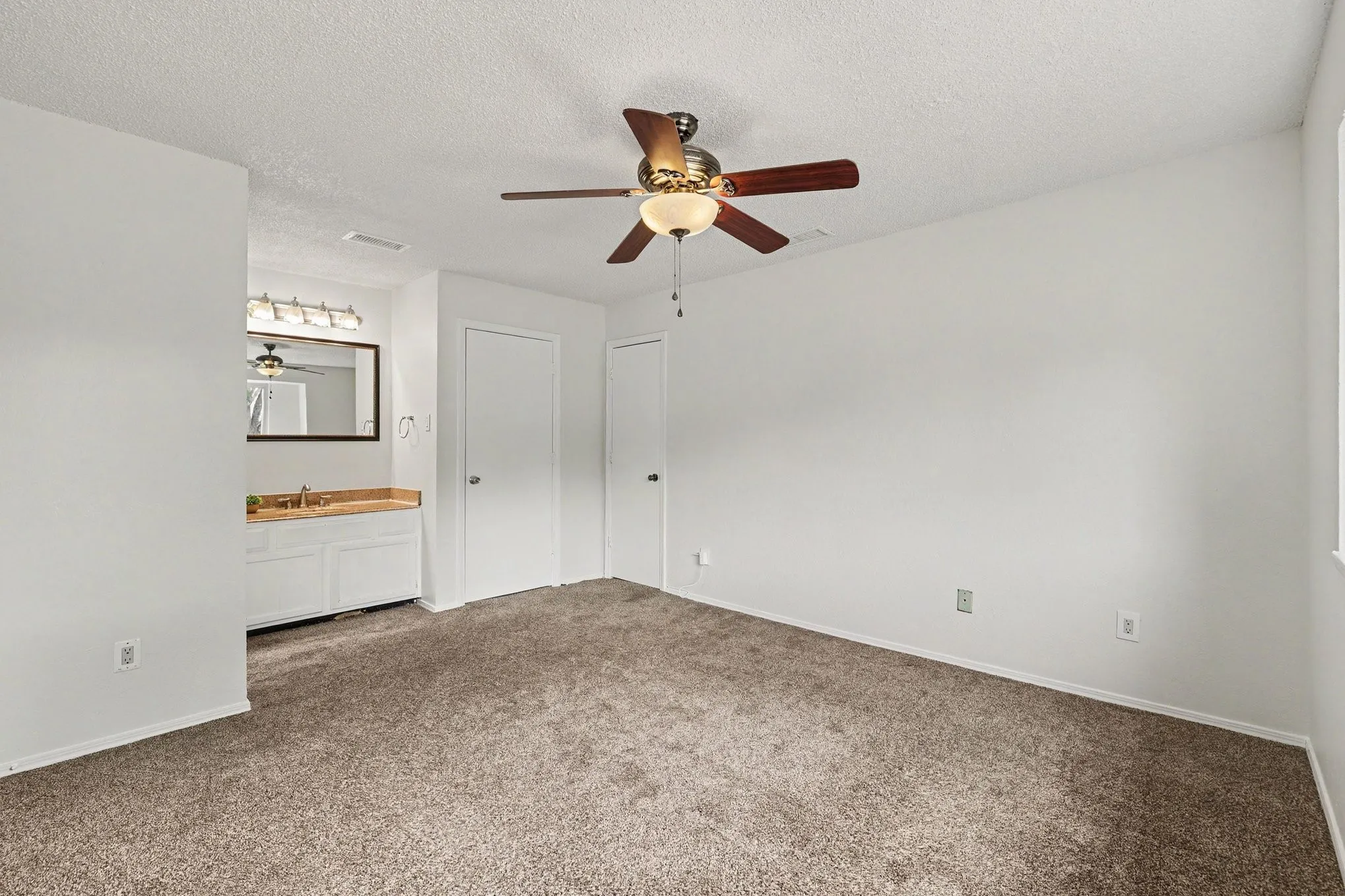 Townhouse For Sale in Tarrant County , 2926 Hilltop Drive, Euless, Texas 76039, 2 Bedroom, 2 Bathroom, Garage spaces, 1,240 Sqft, built in 1983, mls#21367713, Real Estate Agent in Euless, Homes For Sale in Tarrant county, Homes For Sale in Euless, Realtor in Euless Texas, Real Estate Brokerage Independent Realty Texas, Luminita Cordes Realtor