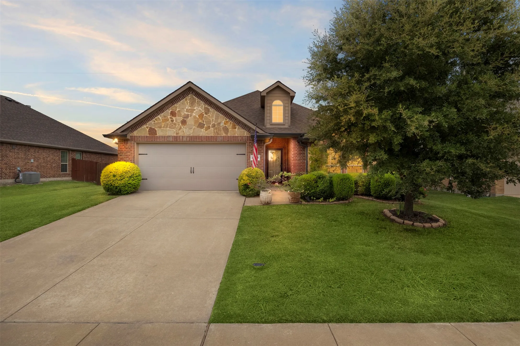 Single Family Residence For Sale in Ellis County , 2189 Liriope Lane, Waxahachie, Texas 75165, 3 Bedroom, 2 Bathroom, 2 Garage spaces, 1,669 Sqft, built in 2015, mls#21371094, Real Estate Agent in Waxahachie, Homes For Sale in Ellis county, Homes For Sale in Waxahachie, Realtor in Waxahachie Texas, Real Estate Brokerage Independent Realty Texas, Luminita Cordes Realtor