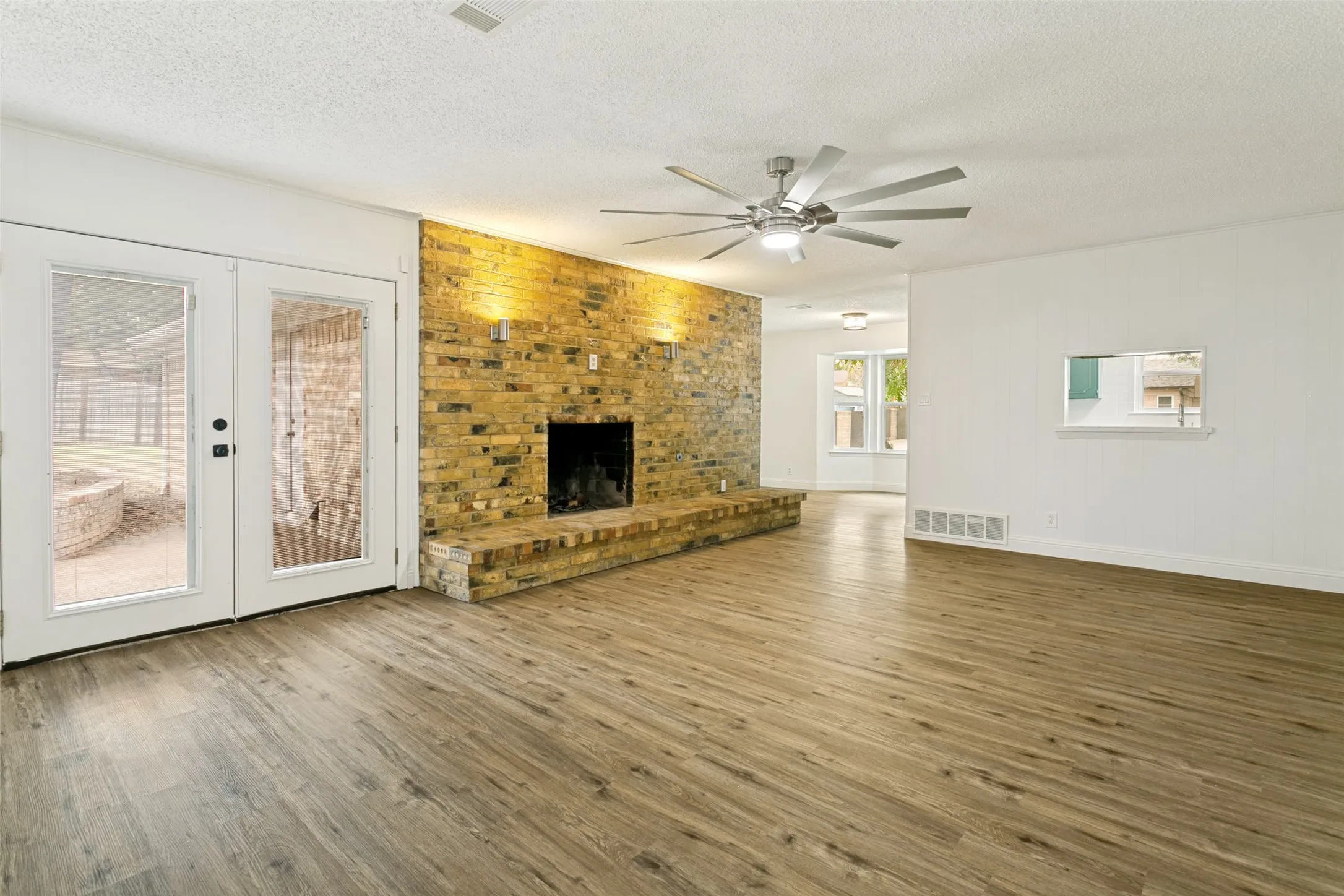Single Family Residence For Sale in Tarrant County , 7449 Monterrey Drive, Fort Worth, Texas 76112, 3 Bedroom, 2 Bathroom, 2 Garage spaces, 1,966 Sqft, built in 1966, mls#21371452, Real Estate Agent in Fort Worth, Homes For Sale in Tarrant county, Homes For Sale in Fort Worth, Realtor in Fort Worth Texas, Real Estate Brokerage Independent Realty Texas, Luminita Cordes Realtor