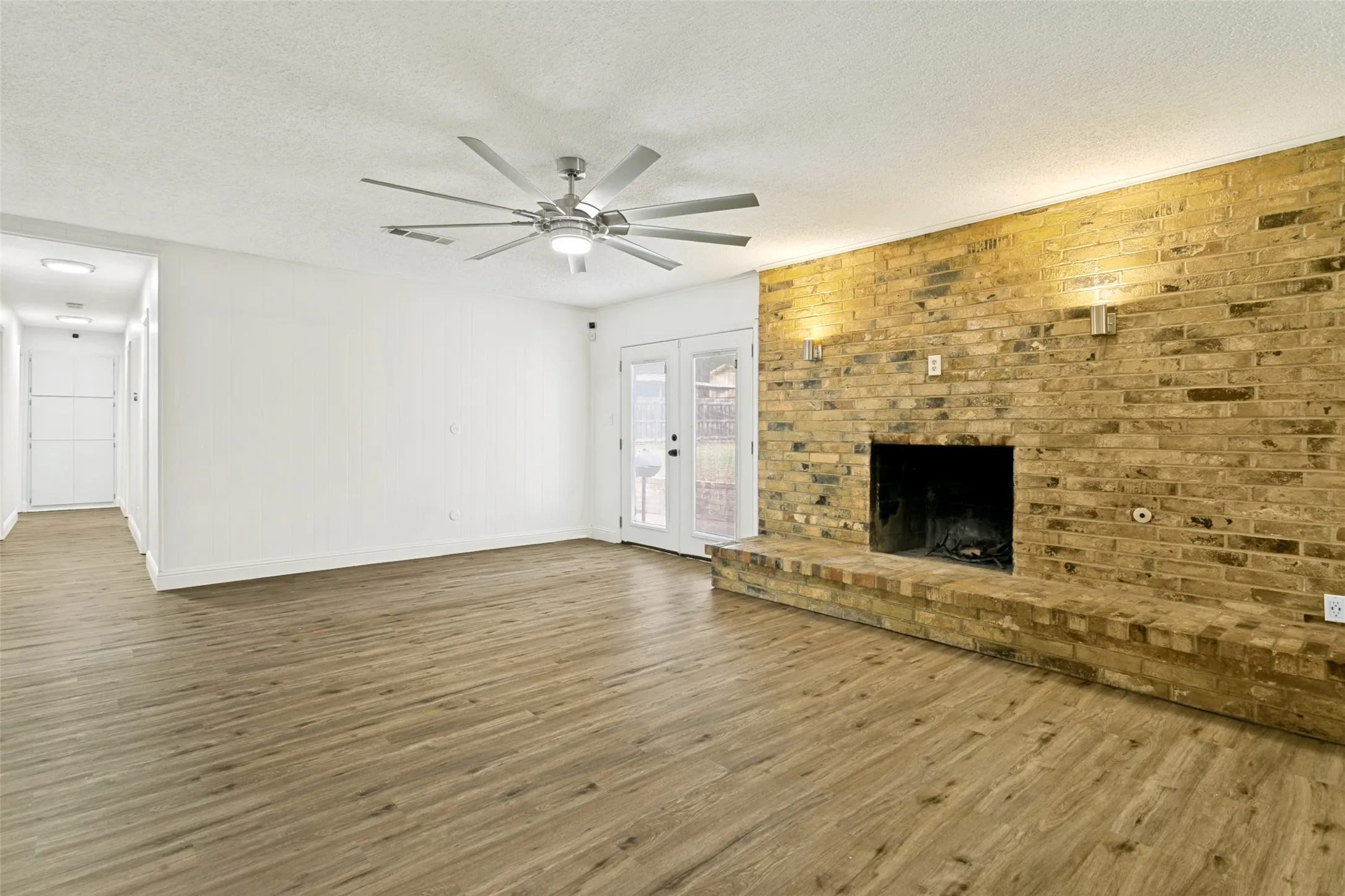 Single Family Residence For Sale in Tarrant County , 7449 Monterrey Drive, Fort Worth, Texas 76112, 3 Bedroom, 2 Bathroom, 2 Garage spaces, 1,966 Sqft, built in 1966, mls#21371452, Real Estate Agent in Fort Worth, Homes For Sale in Tarrant county, Homes For Sale in Fort Worth, Realtor in Fort Worth Texas, Real Estate Brokerage Independent Realty Texas, Luminita Cordes Realtor