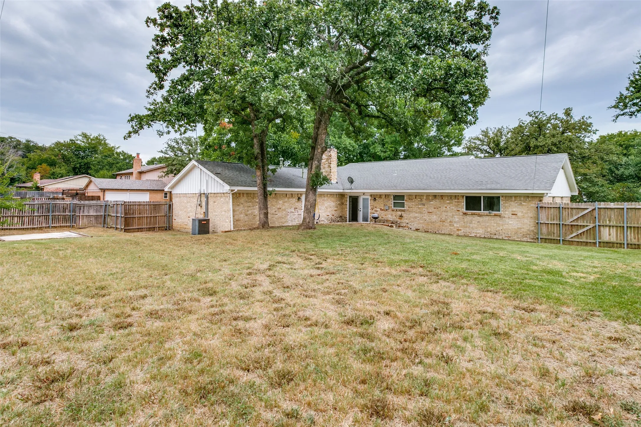 Single Family Residence For Sale in Tarrant County , 7449 Monterrey Drive, Fort Worth, Texas 76112, 3 Bedroom, 2 Bathroom, 2 Garage spaces, 1,966 Sqft, built in 1966, mls#21371452, Real Estate Agent in Fort Worth, Homes For Sale in Tarrant county, Homes For Sale in Fort Worth, Realtor in Fort Worth Texas, Real Estate Brokerage Independent Realty Texas, Luminita Cordes Realtor