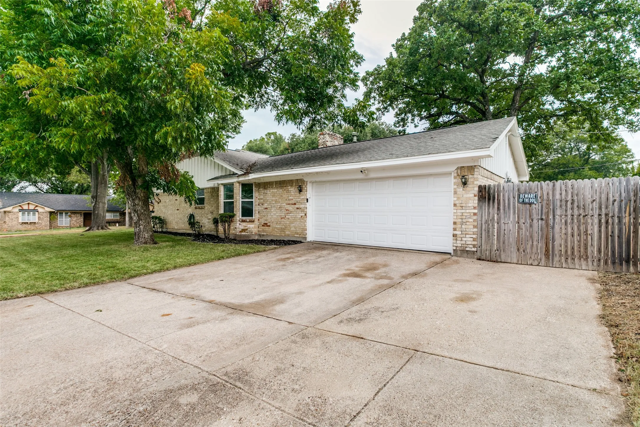 Single Family Residence For Sale in Tarrant County , 7449 Monterrey Drive, Fort Worth, Texas 76112, 3 Bedroom, 2 Bathroom, 2 Garage spaces, 1,966 Sqft, built in 1966, mls#21371452, Real Estate Agent in Fort Worth, Homes For Sale in Tarrant county, Homes For Sale in Fort Worth, Realtor in Fort Worth Texas, Real Estate Brokerage Independent Realty Texas, Luminita Cordes Realtor