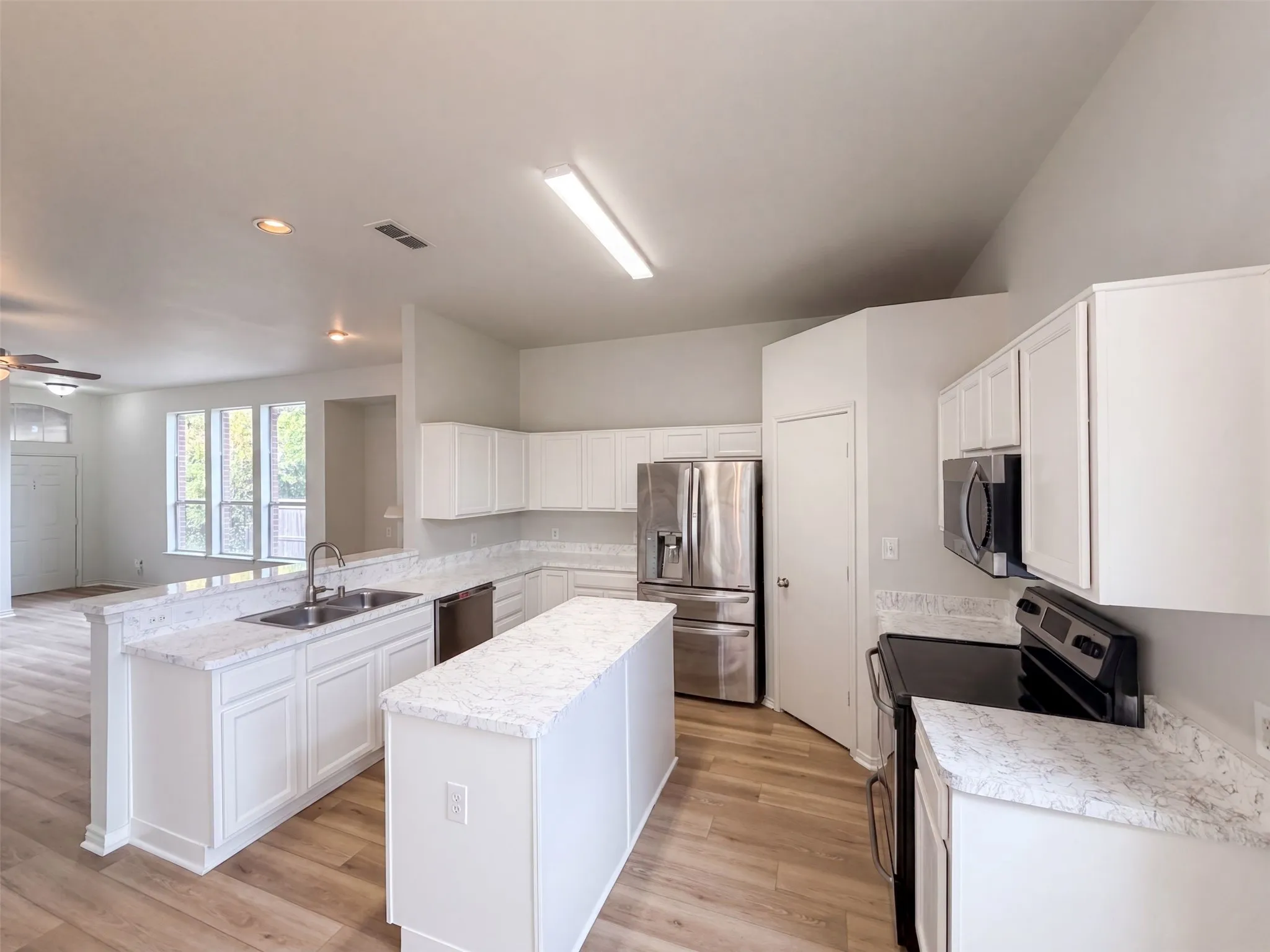 Single Family Residence For Sale in Denton County , 825 Dixon Lane, Denton, Texas 76207, 4 Bedroom, 2 Bathroom, 2 Garage spaces, 1,729 Sqft, built in 2001, mls#21371569, Real Estate Agent in Denton, Homes For Sale in Denton county, Homes For Sale in Denton, Realtor in Denton Texas, Real Estate Brokerage Independent Realty Texas, Luminita Cordes Realtor