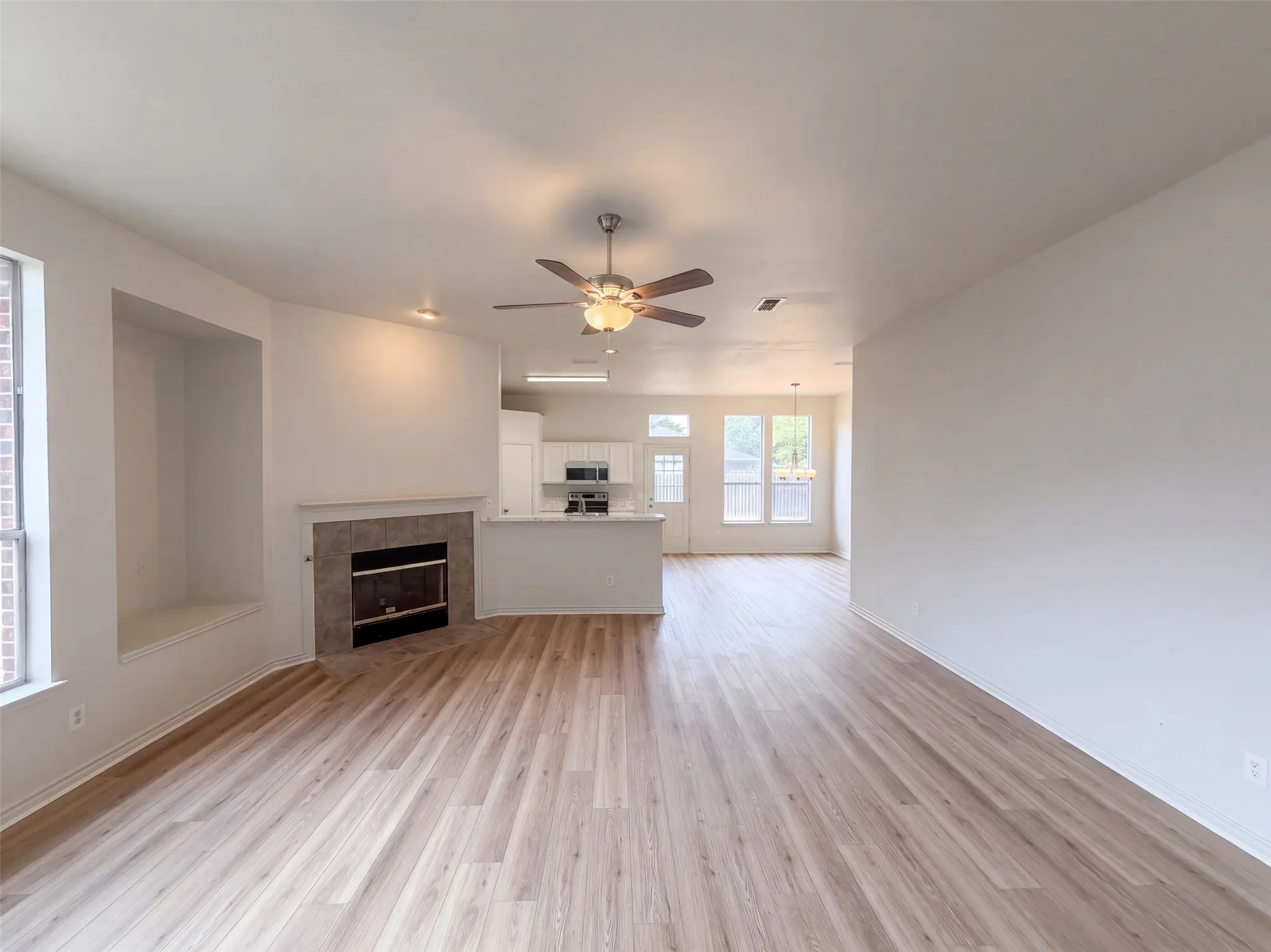 Single Family Residence For Sale in Denton County , 825 Dixon Lane, Denton, Texas 76207, 4 Bedroom, 2 Bathroom, 2 Garage spaces, 1,729 Sqft, built in 2001, mls#21371569, Real Estate Agent in Denton, Homes For Sale in Denton county, Homes For Sale in Denton, Realtor in Denton Texas, Real Estate Brokerage Independent Realty Texas, Luminita Cordes Realtor