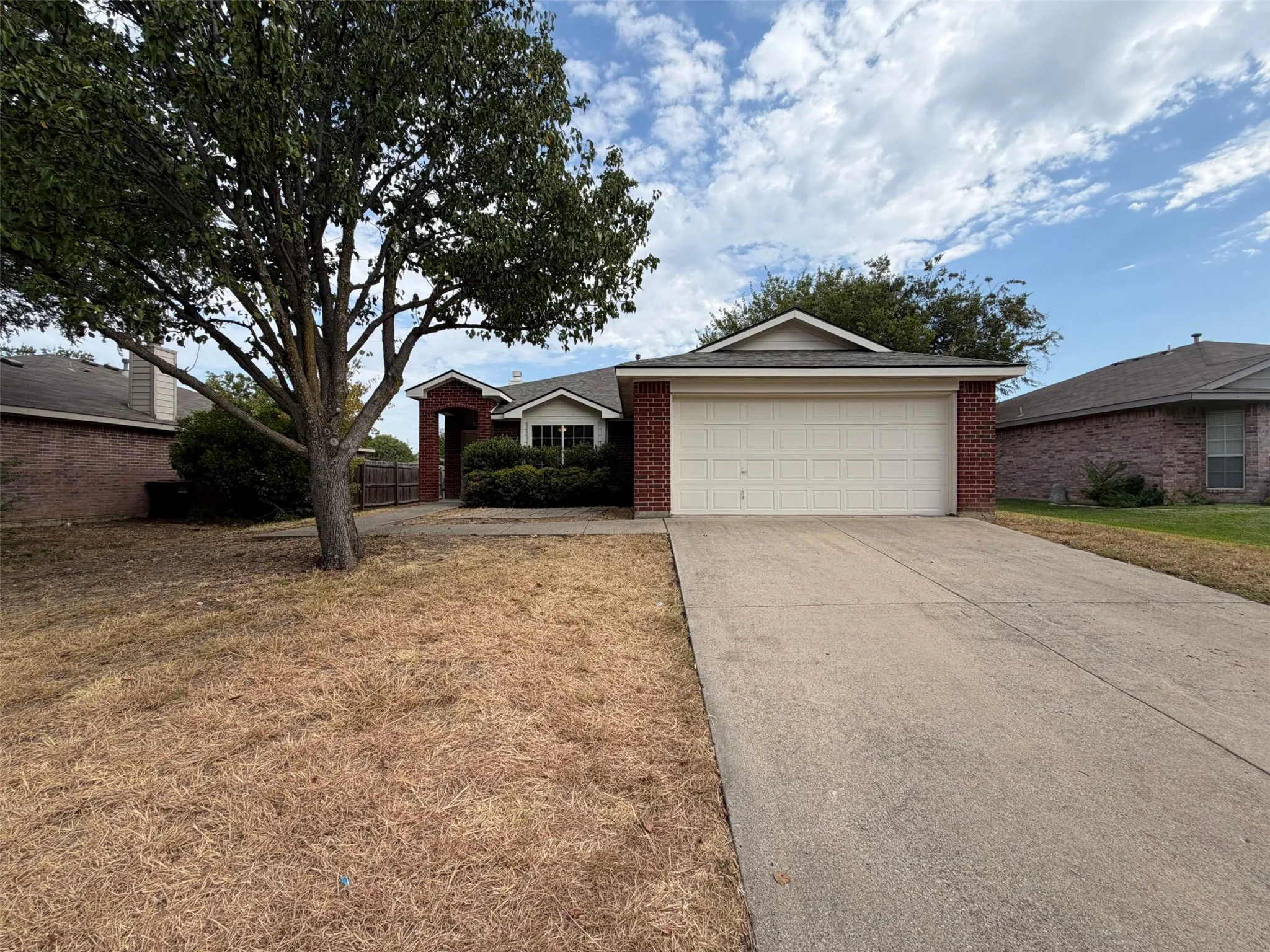 Single Family Residence For Sale in Denton County , 825 Dixon Lane, Denton, Texas 76207, 4 Bedroom, 2 Bathroom, 2 Garage spaces, 1,729 Sqft, built in 2001, mls#21371569, Real Estate Agent in Denton, Homes For Sale in Denton county, Homes For Sale in Denton, Realtor in Denton Texas, Real Estate Brokerage Independent Realty Texas, Luminita Cordes Realtor