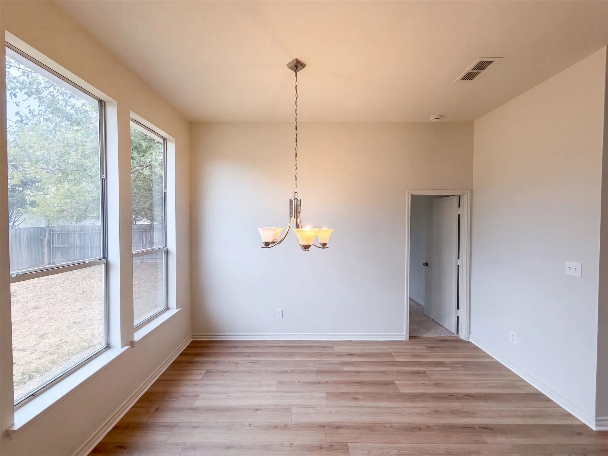 Single Family Residence For Sale in Denton County , 825 Dixon Lane, Denton, Texas 76207, 4 Bedroom, 2 Bathroom, 2 Garage spaces, 1,729 Sqft, built in 2001, mls#21371569, Real Estate Agent in Denton, Homes For Sale in Denton county, Homes For Sale in Denton, Realtor in Denton Texas, Real Estate Brokerage Independent Realty Texas, Luminita Cordes Realtor