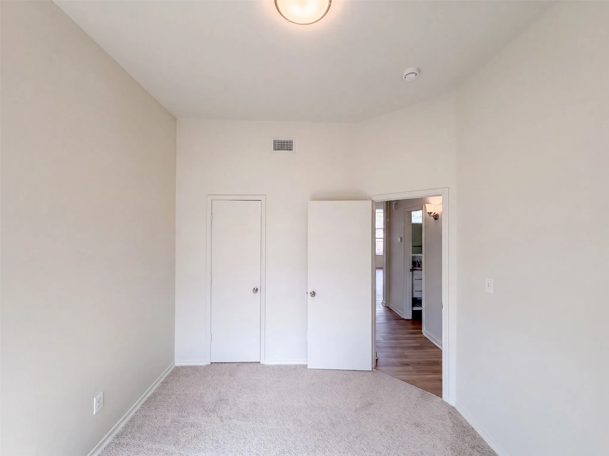 Single Family Residence For Sale in Denton County , 825 Dixon Lane, Denton, Texas 76207, 4 Bedroom, 2 Bathroom, 2 Garage spaces, 1,729 Sqft, built in 2001, mls#21371569, Real Estate Agent in Denton, Homes For Sale in Denton county, Homes For Sale in Denton, Realtor in Denton Texas, Real Estate Brokerage Independent Realty Texas, Luminita Cordes Realtor