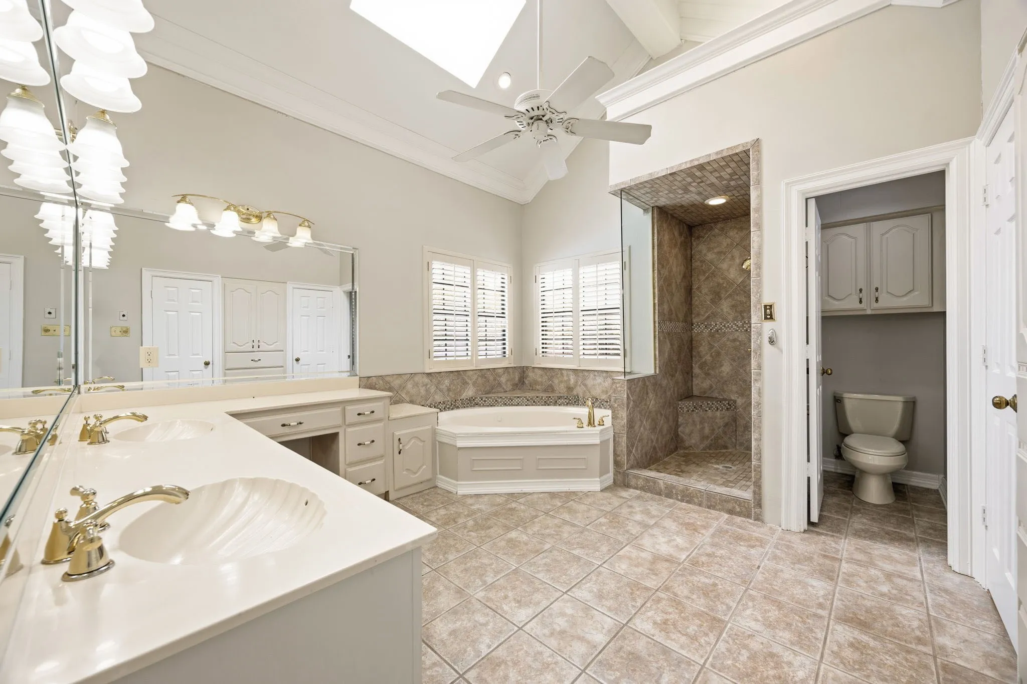 Single Family Residence For Sale in Rockwall County , 521 Shoreview Drive, Rockwall, Texas 75087, 4 Bedroom, 3 Bathroom, 2 Garage spaces, 2,796 Sqft, built in 1987, mls#21368766, Real Estate Agent in Rockwall, Homes For Sale in Rockwall county, Homes For Sale in Rockwall, Realtor in Rockwall Texas, Real Estate Brokerage Independent Realty Texas, Luminita Cordes Realtor