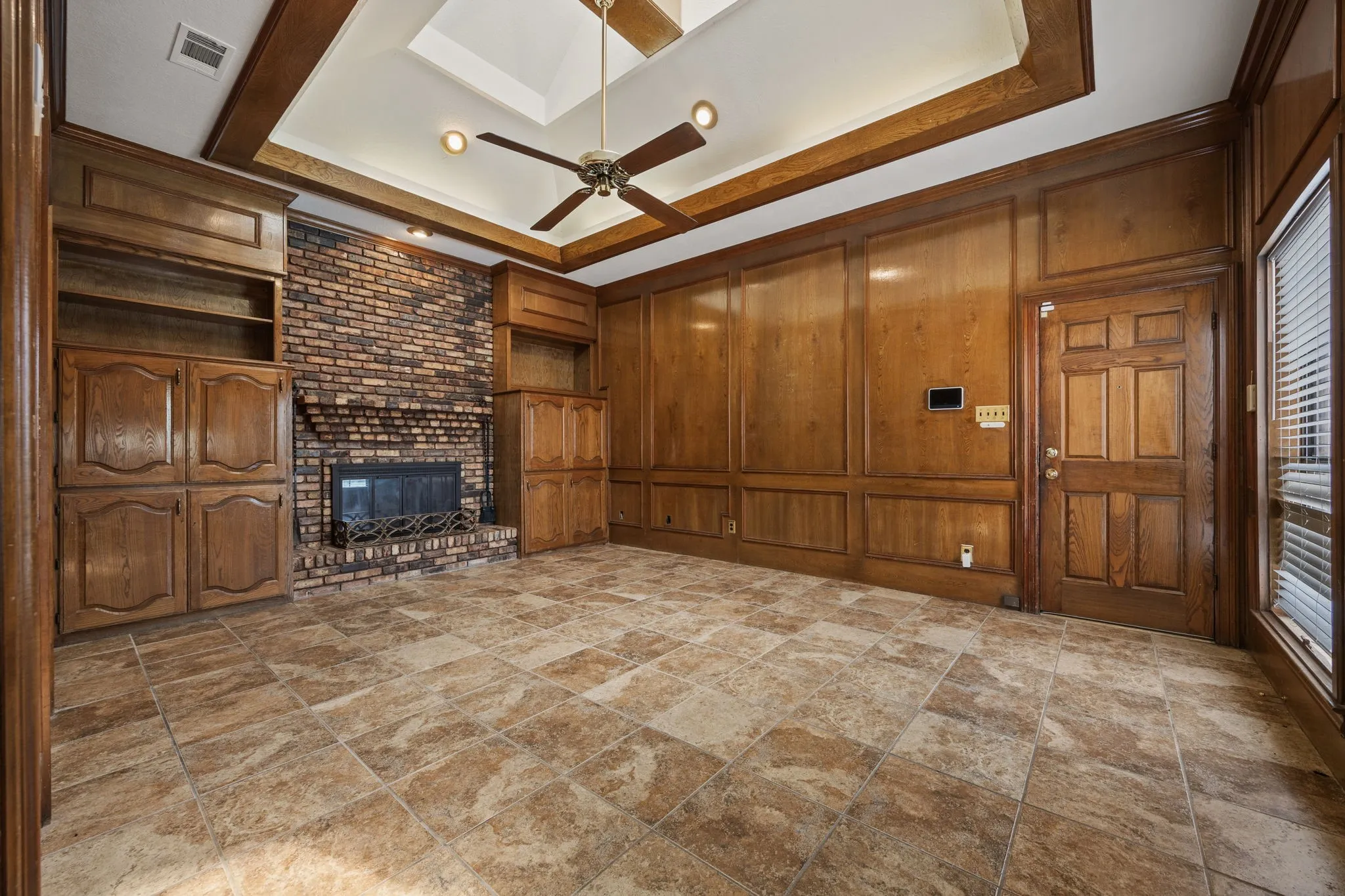 Single Family Residence For Sale in Rockwall County , 521 Shoreview Drive, Rockwall, Texas 75087, 4 Bedroom, 3 Bathroom, 2 Garage spaces, 2,796 Sqft, built in 1987, mls#21368766, Real Estate Agent in Rockwall, Homes For Sale in Rockwall county, Homes For Sale in Rockwall, Realtor in Rockwall Texas, Real Estate Brokerage Independent Realty Texas, Luminita Cordes Realtor