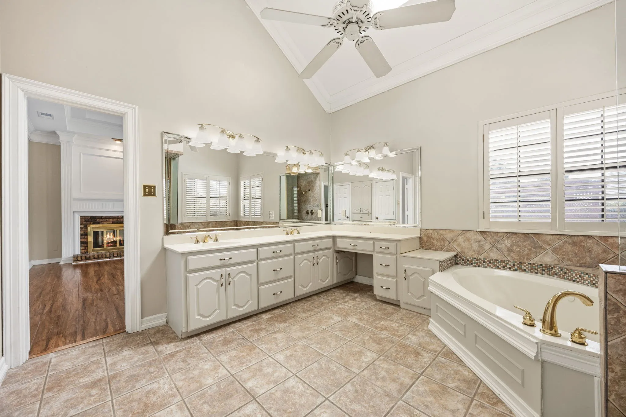 Single Family Residence For Sale in Rockwall County , 521 Shoreview Drive, Rockwall, Texas 75087, 4 Bedroom, 3 Bathroom, 2 Garage spaces, 2,796 Sqft, built in 1987, mls#21368766, Real Estate Agent in Rockwall, Homes For Sale in Rockwall county, Homes For Sale in Rockwall, Realtor in Rockwall Texas, Real Estate Brokerage Independent Realty Texas, Luminita Cordes Realtor