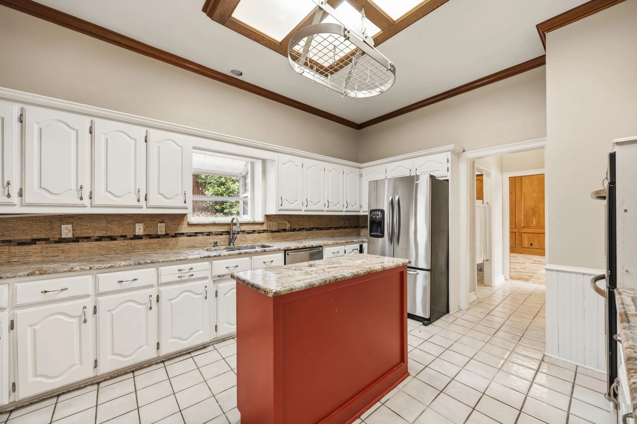 Single Family Residence For Sale in Rockwall County , 521 Shoreview Drive, Rockwall, Texas 75087, 4 Bedroom, 3 Bathroom, 2 Garage spaces, 2,796 Sqft, built in 1987, mls#21368766, Real Estate Agent in Rockwall, Homes For Sale in Rockwall county, Homes For Sale in Rockwall, Realtor in Rockwall Texas, Real Estate Brokerage Independent Realty Texas, Luminita Cordes Realtor
