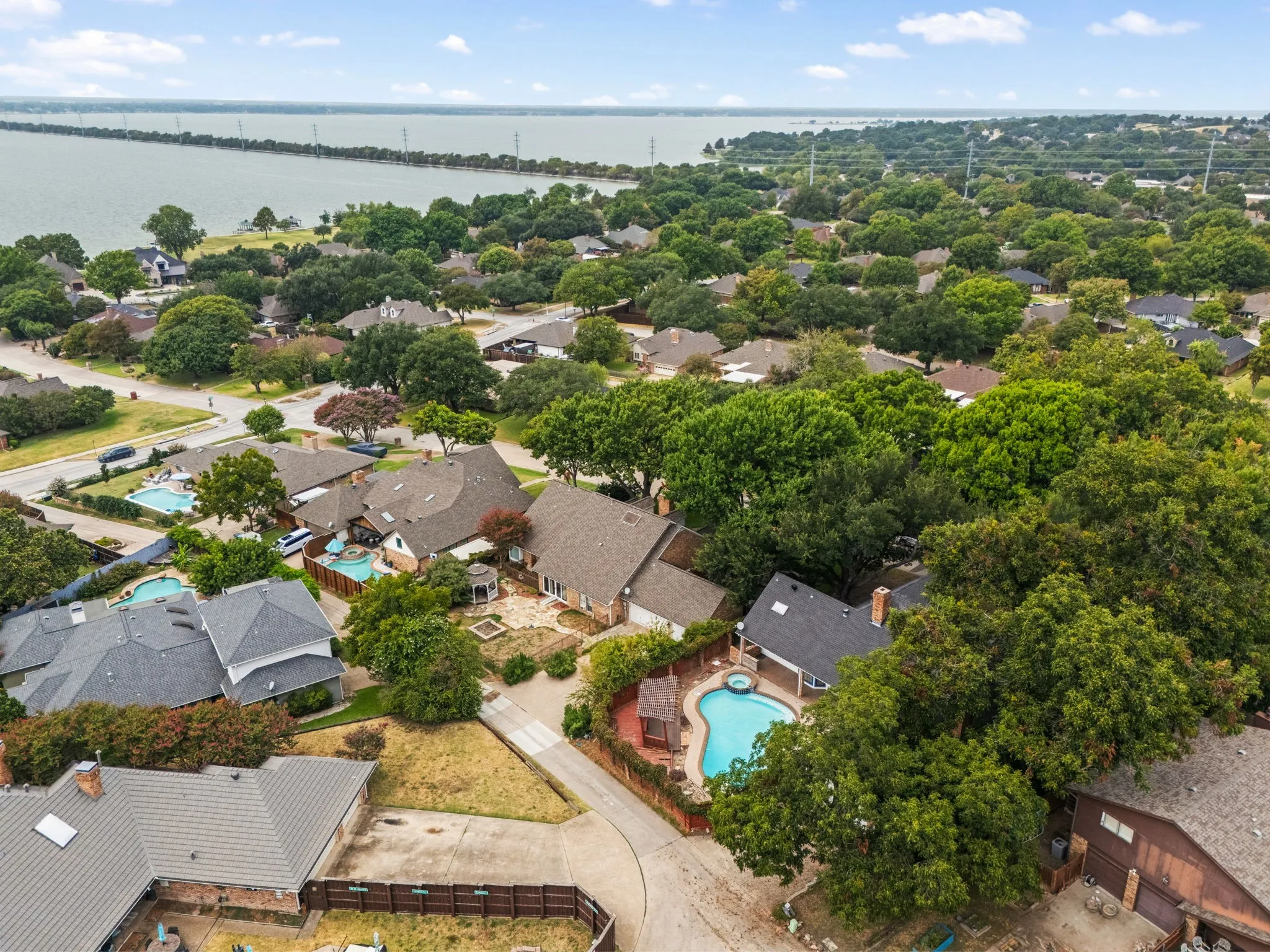 Single Family Residence For Sale in Rockwall County , 521 Shoreview Drive, Rockwall, Texas 75087, 4 Bedroom, 3 Bathroom, 2 Garage spaces, 2,796 Sqft, built in 1987, mls#21368766, Real Estate Agent in Rockwall, Homes For Sale in Rockwall county, Homes For Sale in Rockwall, Realtor in Rockwall Texas, Real Estate Brokerage Independent Realty Texas, Luminita Cordes Realtor