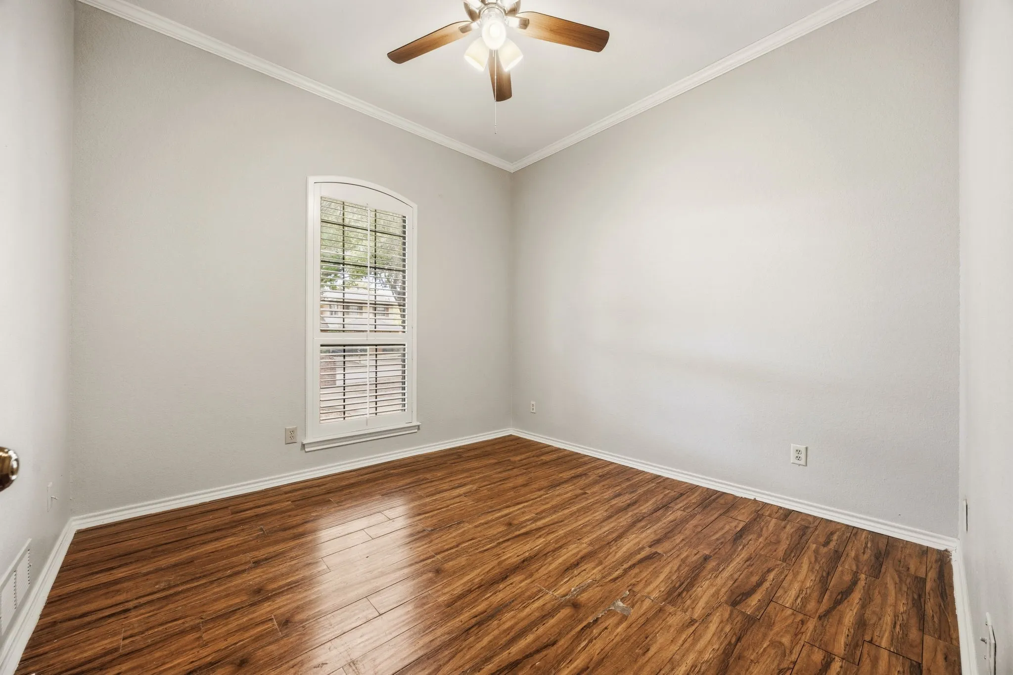Single Family Residence For Sale in Rockwall County , 521 Shoreview Drive, Rockwall, Texas 75087, 4 Bedroom, 3 Bathroom, 2 Garage spaces, 2,796 Sqft, built in 1987, mls#21368766, Real Estate Agent in Rockwall, Homes For Sale in Rockwall county, Homes For Sale in Rockwall, Realtor in Rockwall Texas, Real Estate Brokerage Independent Realty Texas, Luminita Cordes Realtor