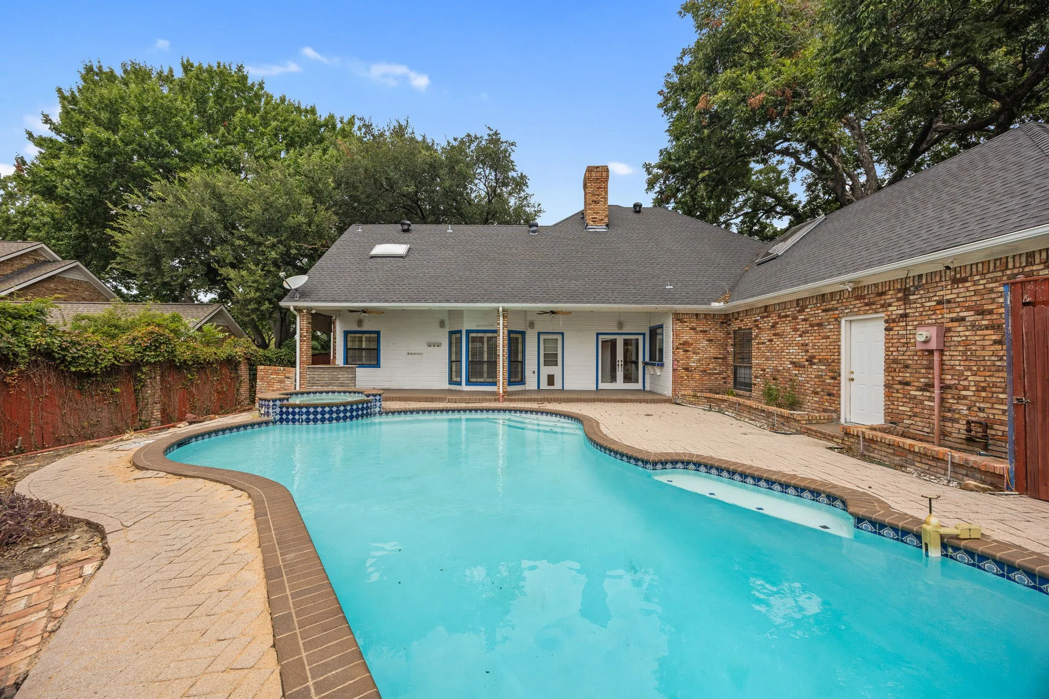 Single Family Residence For Sale in Rockwall County , 521 Shoreview Drive, Rockwall, Texas 75087, 4 Bedroom, 3 Bathroom, 2 Garage spaces, 2,796 Sqft, built in 1987, mls#21368766, Real Estate Agent in Rockwall, Homes For Sale in Rockwall county, Homes For Sale in Rockwall, Realtor in Rockwall Texas, Real Estate Brokerage Independent Realty Texas, Luminita Cordes Realtor