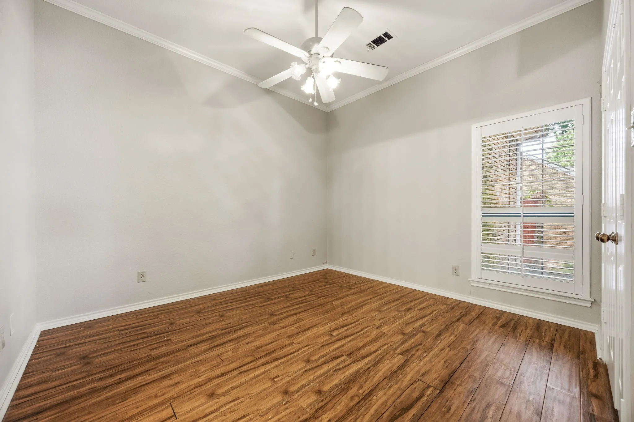 Single Family Residence For Sale in Rockwall County , 521 Shoreview Drive, Rockwall, Texas 75087, 4 Bedroom, 3 Bathroom, 2 Garage spaces, 2,796 Sqft, built in 1987, mls#21368766, Real Estate Agent in Rockwall, Homes For Sale in Rockwall county, Homes For Sale in Rockwall, Realtor in Rockwall Texas, Real Estate Brokerage Independent Realty Texas, Luminita Cordes Realtor