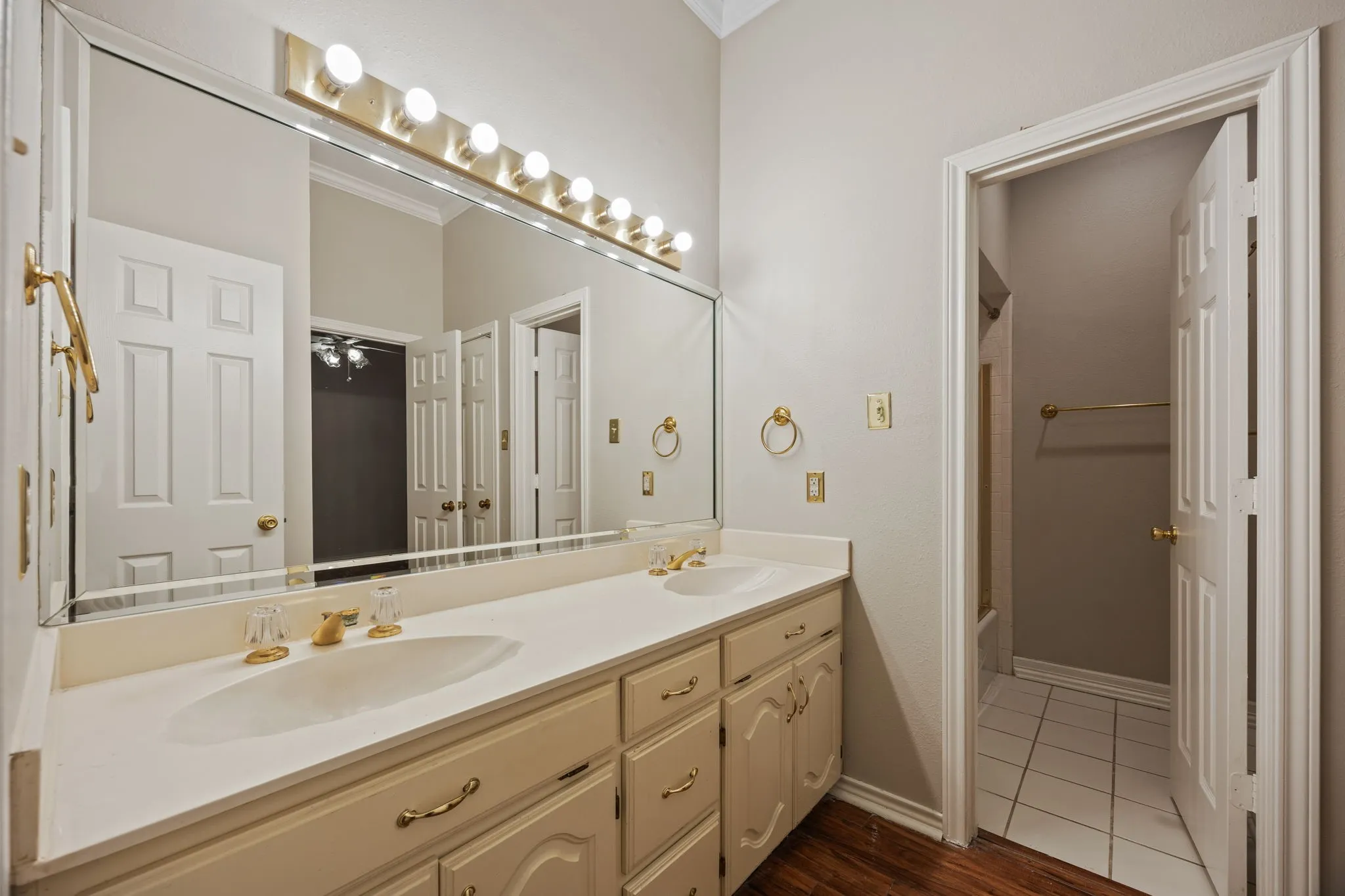 Single Family Residence For Sale in Rockwall County , 521 Shoreview Drive, Rockwall, Texas 75087, 4 Bedroom, 3 Bathroom, 2 Garage spaces, 2,796 Sqft, built in 1987, mls#21368766, Real Estate Agent in Rockwall, Homes For Sale in Rockwall county, Homes For Sale in Rockwall, Realtor in Rockwall Texas, Real Estate Brokerage Independent Realty Texas, Luminita Cordes Realtor
