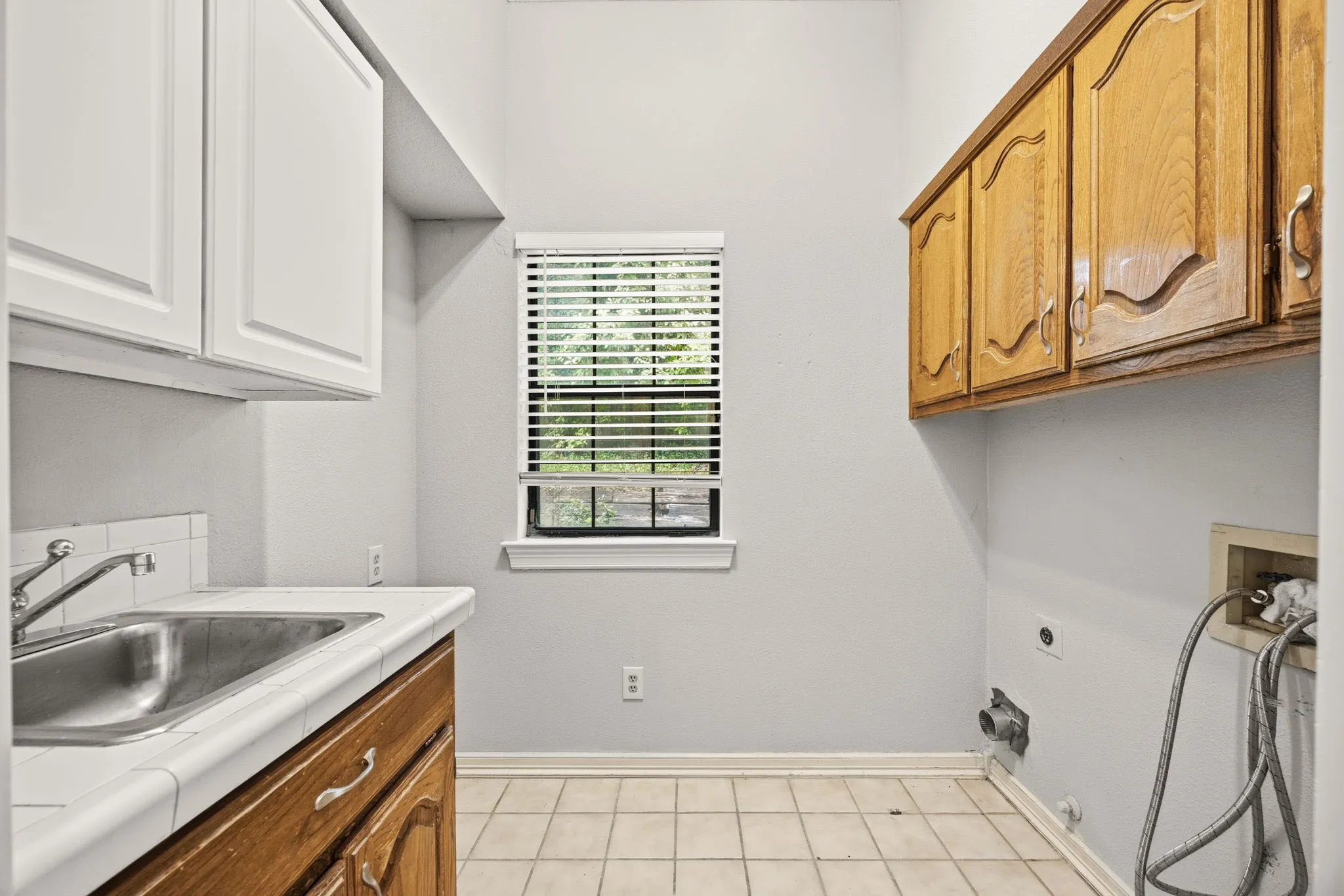 Single Family Residence For Sale in Rockwall County , 521 Shoreview Drive, Rockwall, Texas 75087, 4 Bedroom, 3 Bathroom, 2 Garage spaces, 2,796 Sqft, built in 1987, mls#21368766, Real Estate Agent in Rockwall, Homes For Sale in Rockwall county, Homes For Sale in Rockwall, Realtor in Rockwall Texas, Real Estate Brokerage Independent Realty Texas, Luminita Cordes Realtor