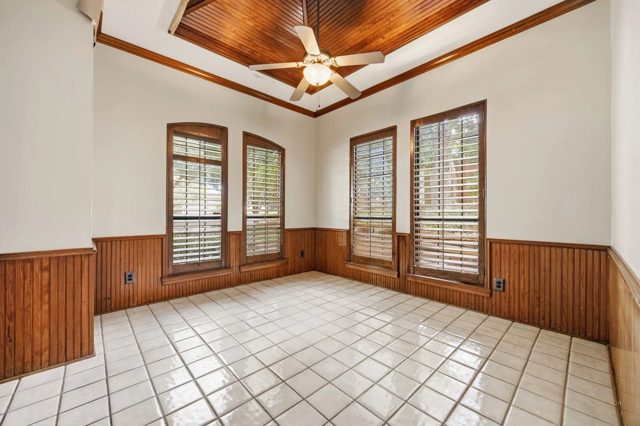 Single Family Residence For Sale in Rockwall County , 521 Shoreview Drive, Rockwall, Texas 75087, 4 Bedroom, 3 Bathroom, 2 Garage spaces, 2,796 Sqft, built in 1987, mls#21368766, Real Estate Agent in Rockwall, Homes For Sale in Rockwall county, Homes For Sale in Rockwall, Realtor in Rockwall Texas, Real Estate Brokerage Independent Realty Texas, Luminita Cordes Realtor