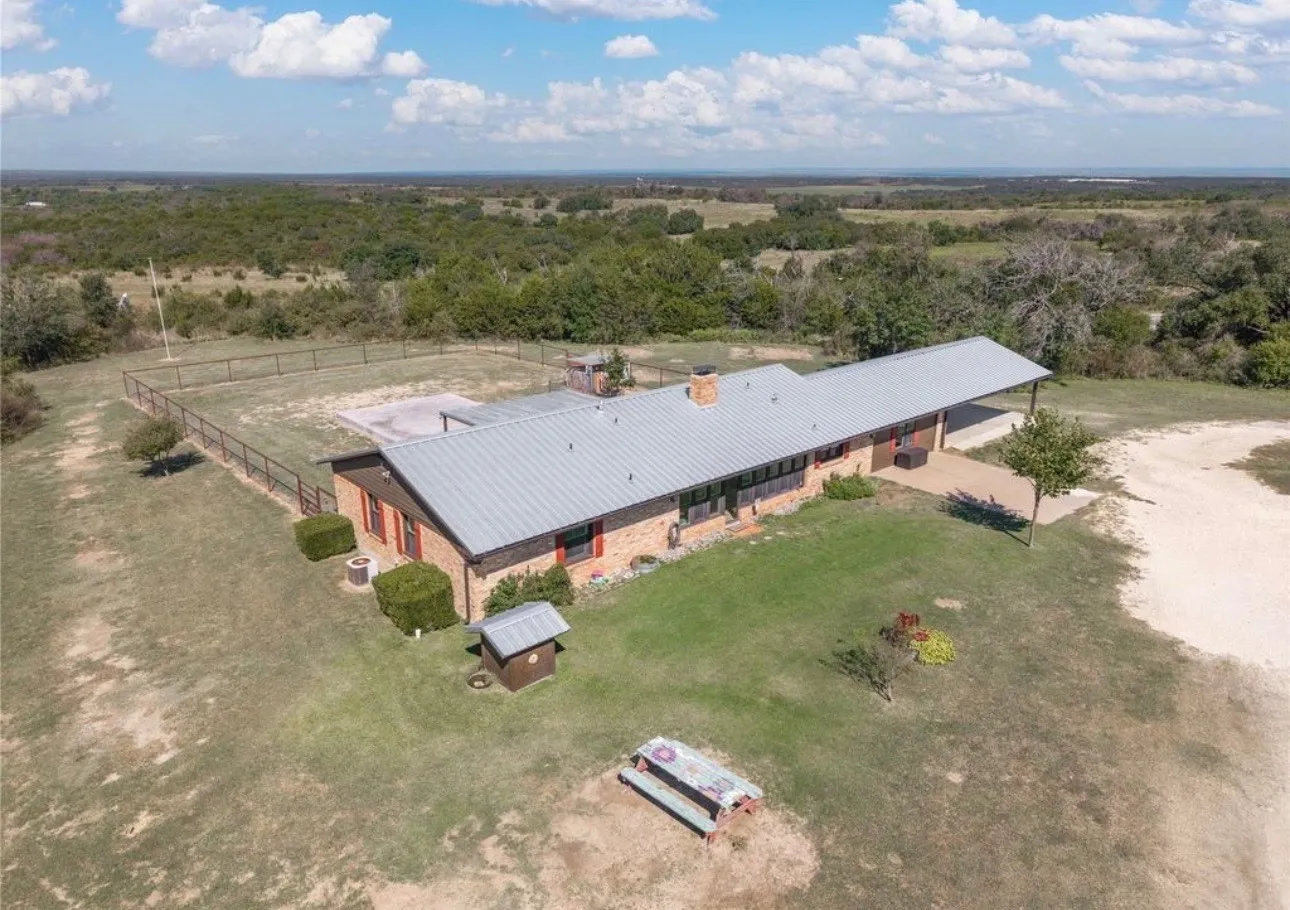 Single Family Residence For Sale in Erath County , 10169 W State Highway 6, Dublin, Texas 76446, 4 Bedroom, 2 Bathroom, Garage spaces, 1,988 Sqft, built in 1968, mls#21371574, Real Estate Agent in Dublin, Homes For Sale in Erath county, Homes For Sale in Dublin, Realtor in Dublin Texas, Real Estate Brokerage Independent Realty Texas, Luminita Cordes Realtor