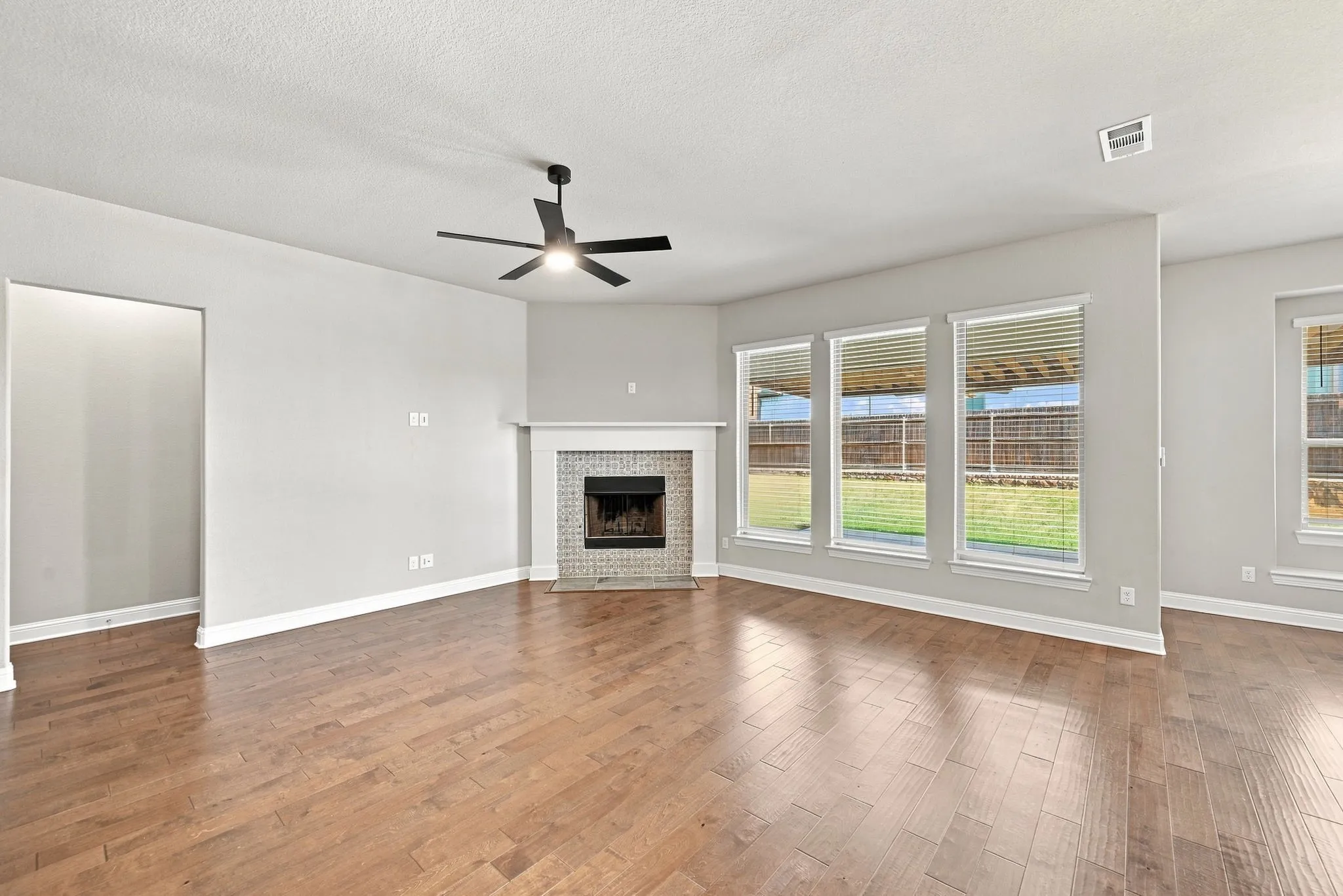 Single Family Residence For Sale in Ellis County , 4409 Dandelion Lane, Midlothian, Texas 76065, 4 Bedroom, 4 Bathroom, 2 Garage spaces, 3,174 Sqft, built in 2020, mls#21367443, Real Estate Agent in Midlothian, Homes For Sale in Ellis county, Homes For Sale in Midlothian, Realtor in Midlothian Texas, Real Estate Brokerage Independent Realty Texas, Luminita Cordes Realtor