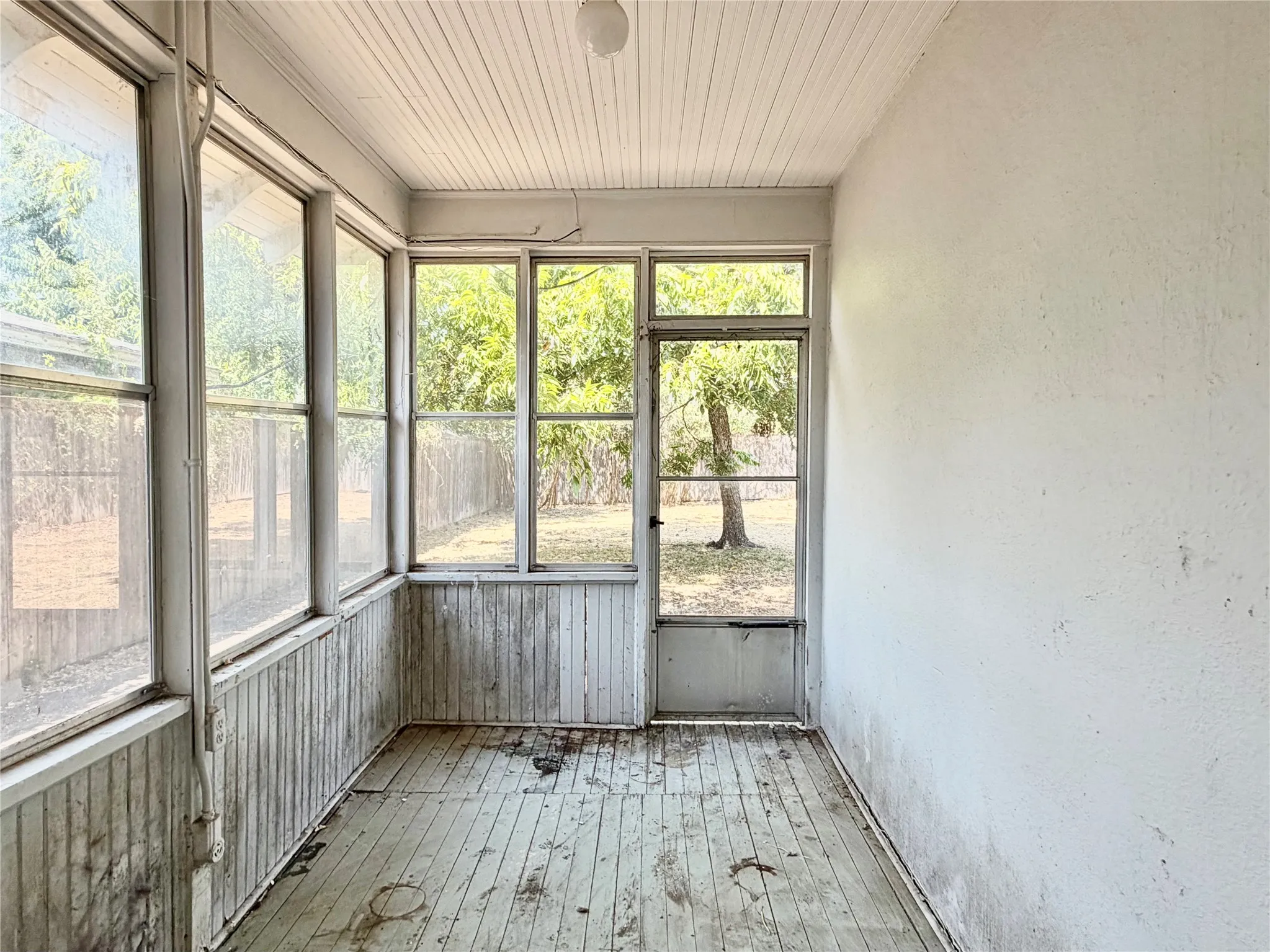 Single Family Residence For Sale in Dallas County , 6147 Richmond Avenue, Dallas, Texas 75214, 2 Bedroom, 2 Bathroom, Garage spaces, 1,248 Sqft, built in 1936, mls#21367826, Real Estate Agent in Dallas, Homes For Sale in Dallas county, Homes For Sale in Dallas, Realtor in Dallas Texas, Real Estate Brokerage Independent Realty Texas, Luminita Cordes Realtor