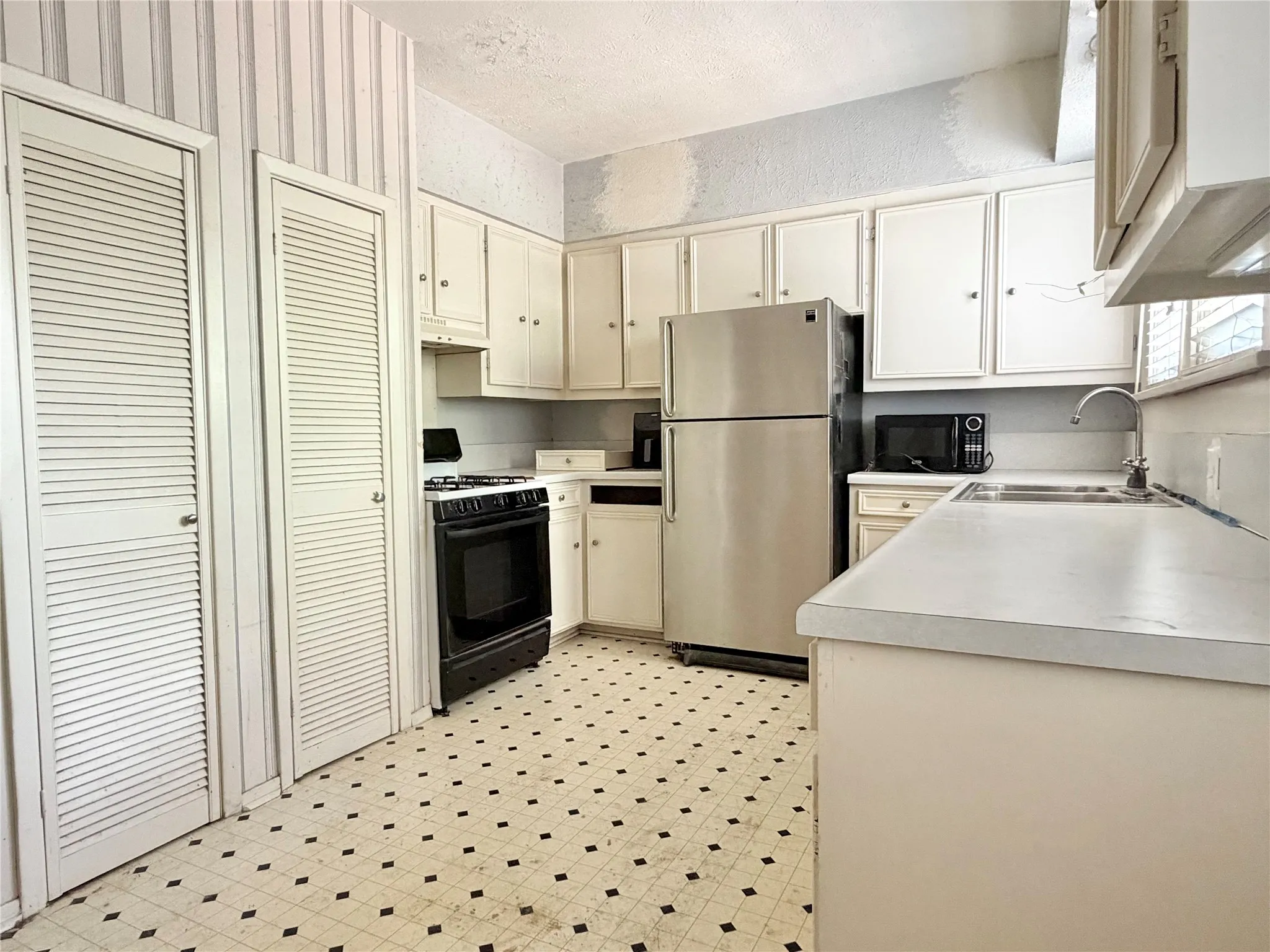Single Family Residence For Sale in Dallas County , 6147 Richmond Avenue, Dallas, Texas 75214, 2 Bedroom, 2 Bathroom, Garage spaces, 1,248 Sqft, built in 1936, mls#21367826, Real Estate Agent in Dallas, Homes For Sale in Dallas county, Homes For Sale in Dallas, Realtor in Dallas Texas, Real Estate Brokerage Independent Realty Texas, Luminita Cordes Realtor
