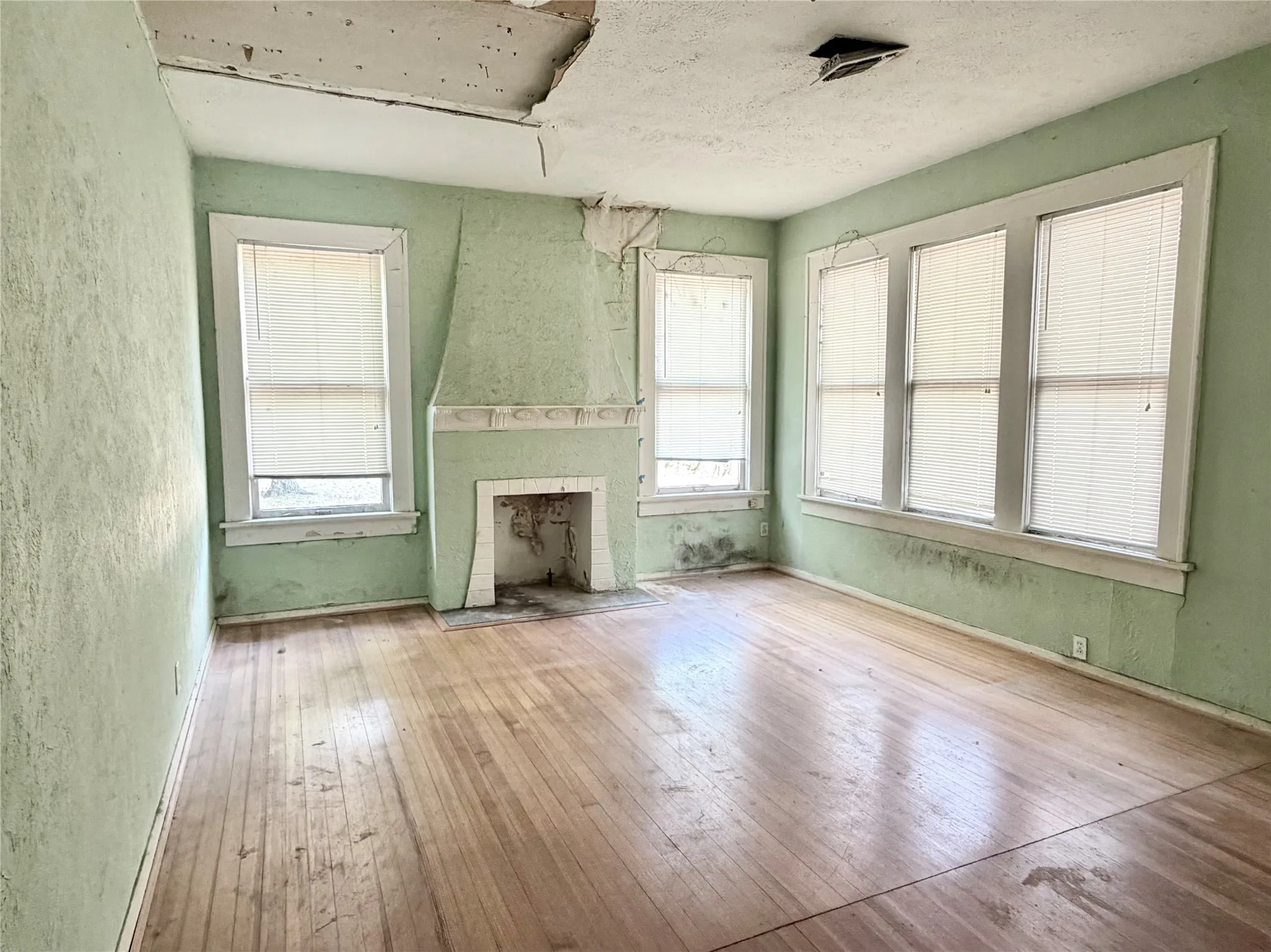 Single Family Residence For Sale in Dallas County , 6147 Richmond Avenue, Dallas, Texas 75214, 2 Bedroom, 2 Bathroom, Garage spaces, 1,248 Sqft, built in 1936, mls#21367826, Real Estate Agent in Dallas, Homes For Sale in Dallas county, Homes For Sale in Dallas, Realtor in Dallas Texas, Real Estate Brokerage Independent Realty Texas, Luminita Cordes Realtor