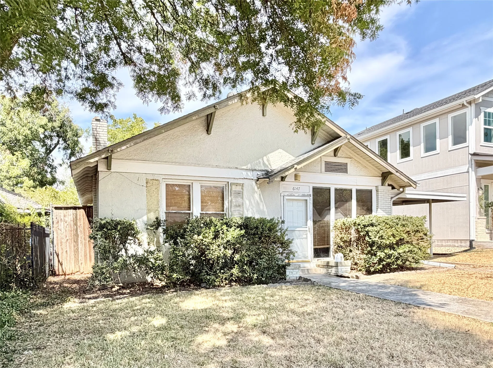 Single Family Residence For Sale in Dallas County , 6147 Richmond Avenue, Dallas, Texas 75214, 2 Bedroom, 2 Bathroom, Garage spaces, 1,248 Sqft, built in 1936, mls#21367826, Real Estate Agent in Dallas, Homes For Sale in Dallas county, Homes For Sale in Dallas, Realtor in Dallas Texas, Real Estate Brokerage Independent Realty Texas, Luminita Cordes Realtor