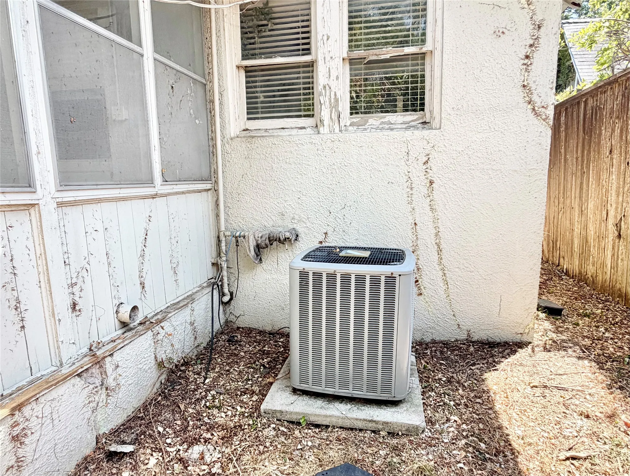 Single Family Residence For Sale in Dallas County , 6147 Richmond Avenue, Dallas, Texas 75214, 2 Bedroom, 2 Bathroom, Garage spaces, 1,248 Sqft, built in 1936, mls#21367826, Real Estate Agent in Dallas, Homes For Sale in Dallas county, Homes For Sale in Dallas, Realtor in Dallas Texas, Real Estate Brokerage Independent Realty Texas, Luminita Cordes Realtor